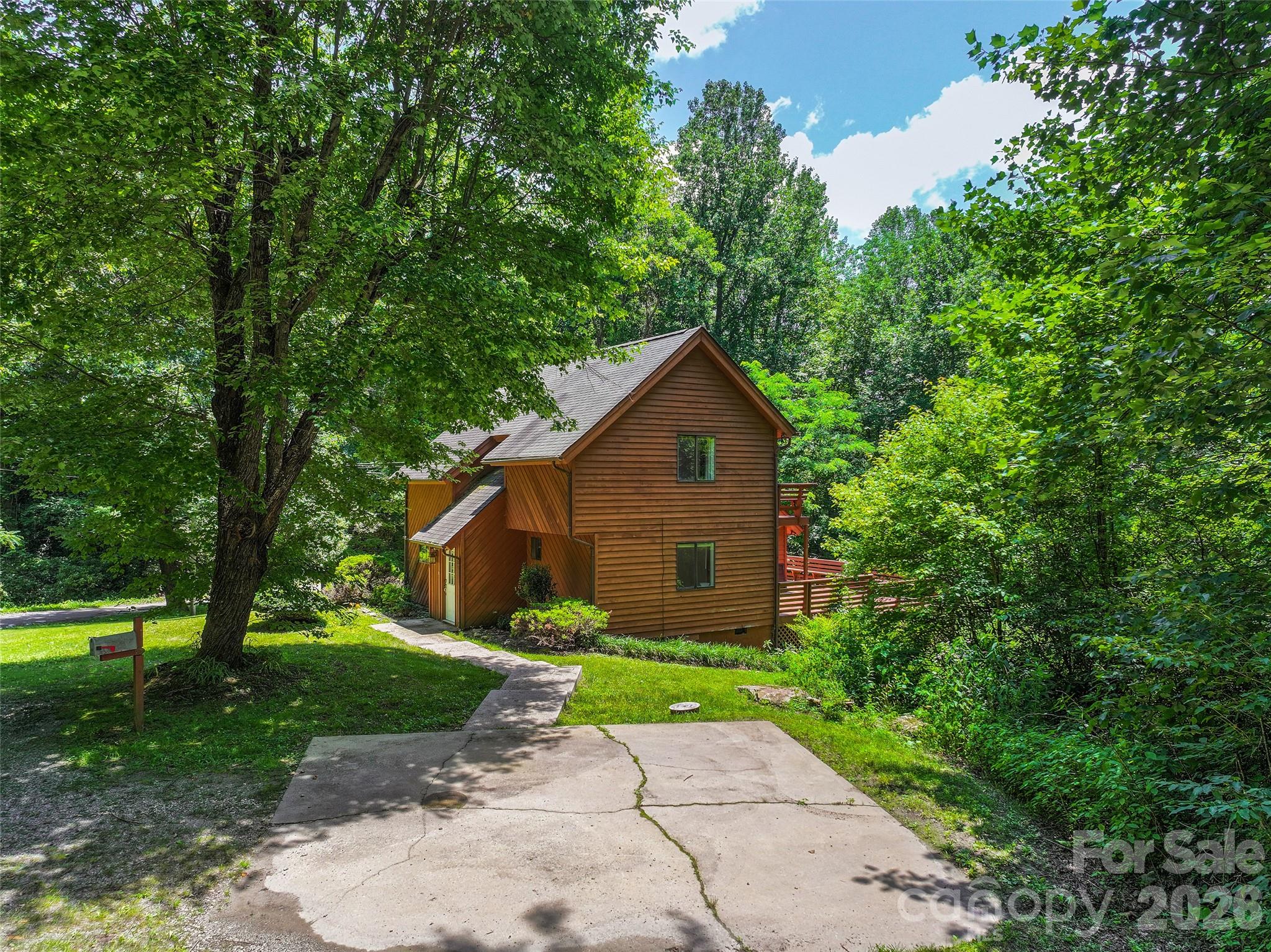25 Little Creek Lane — Maggie Valley