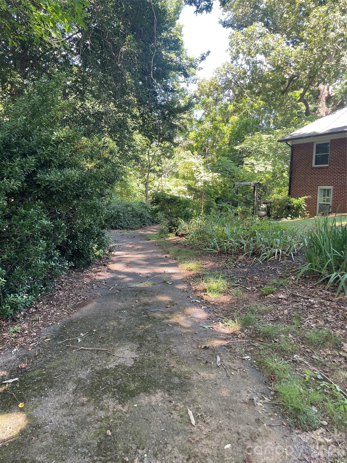 1099 Amherst Road — Morganton