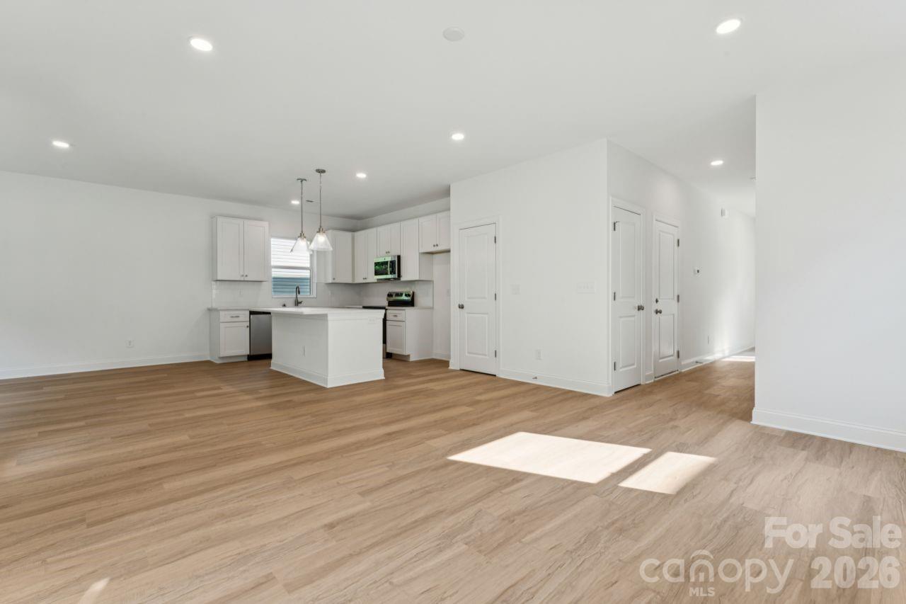 11725 Platon Avenue — Huntersville