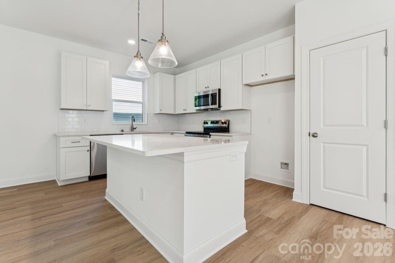 11725 Platon Avenue — Huntersville
