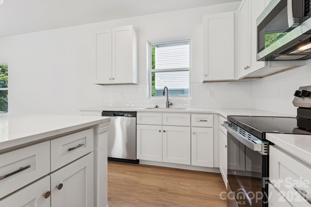 11725 Platon Avenue — Huntersville