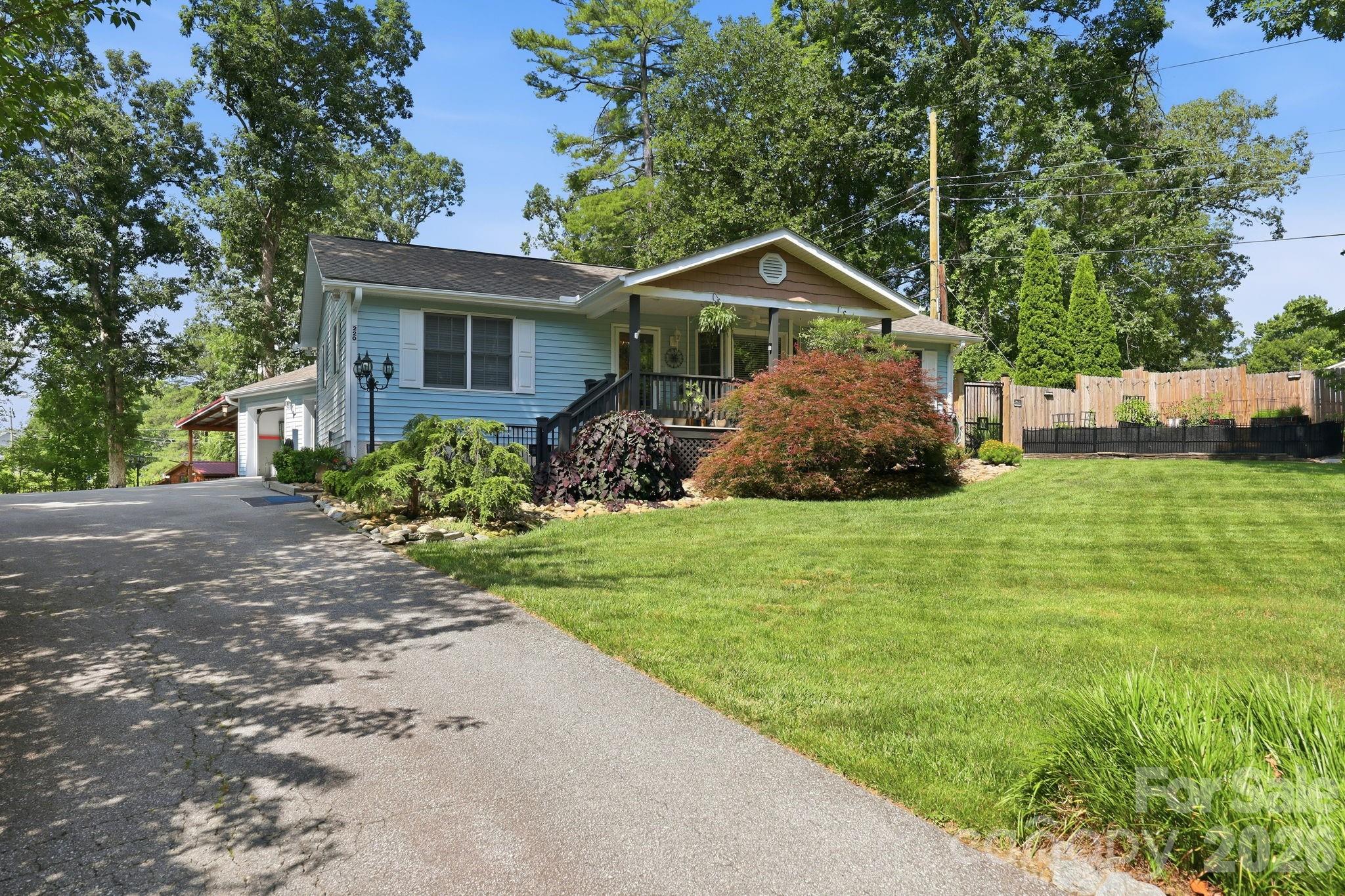 220 Bradshaw Avenue — Hendersonville