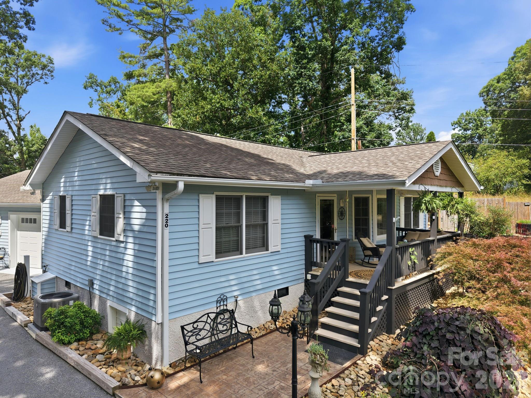 220 Bradshaw Avenue — Hendersonville