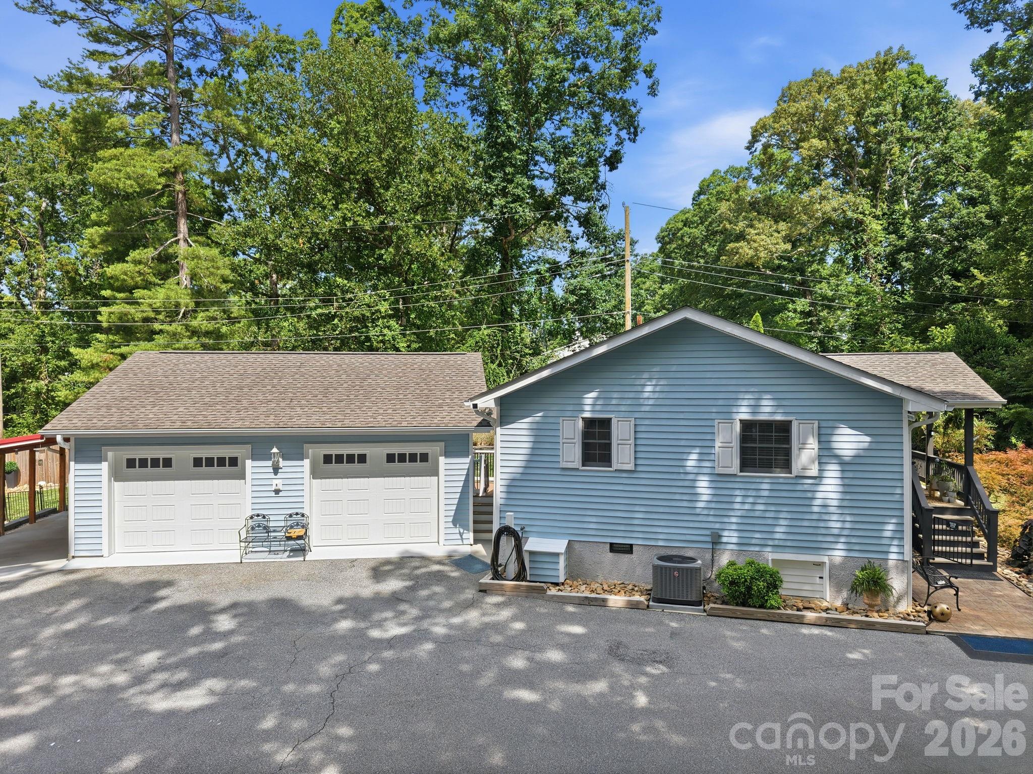 220 Bradshaw Avenue — Hendersonville