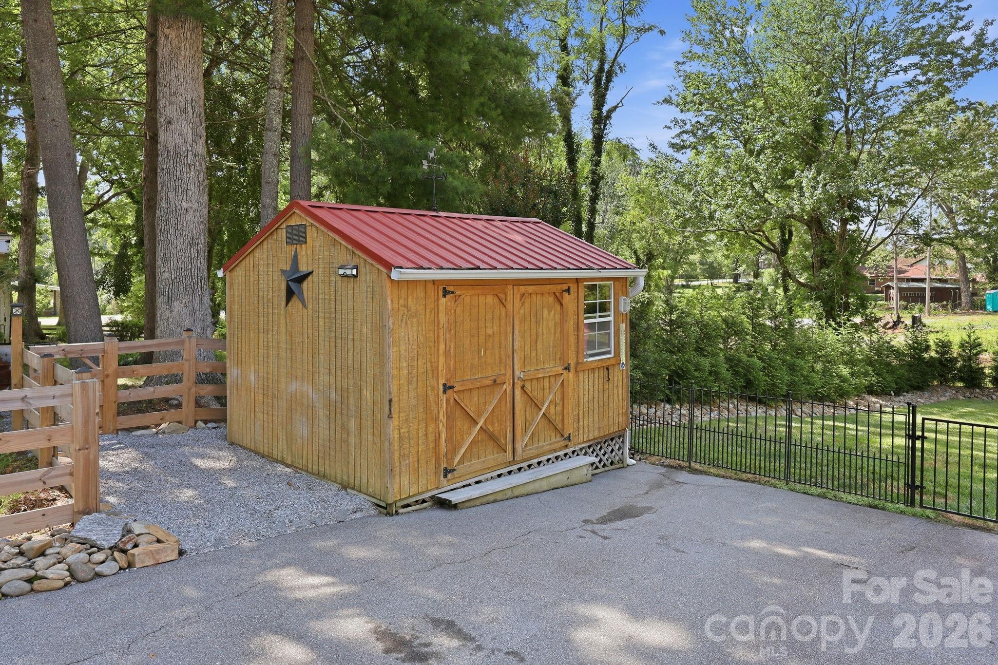 220 Bradshaw Avenue — Hendersonville