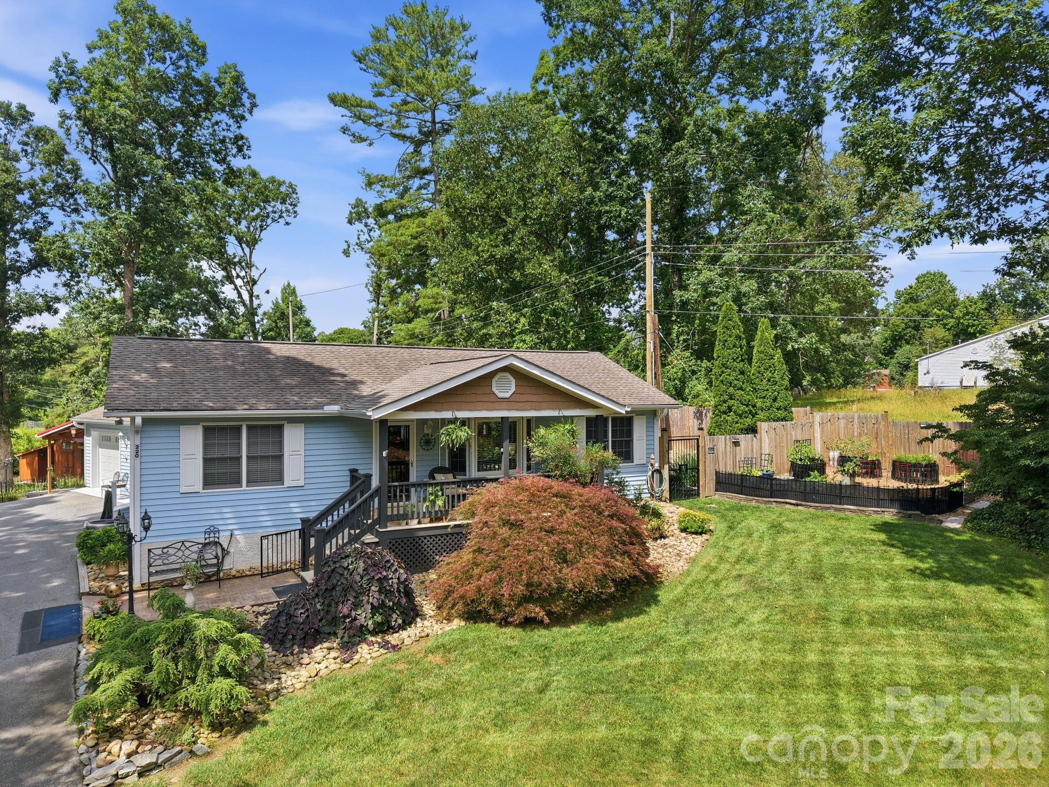 220 Bradshaw Avenue — Hendersonville
