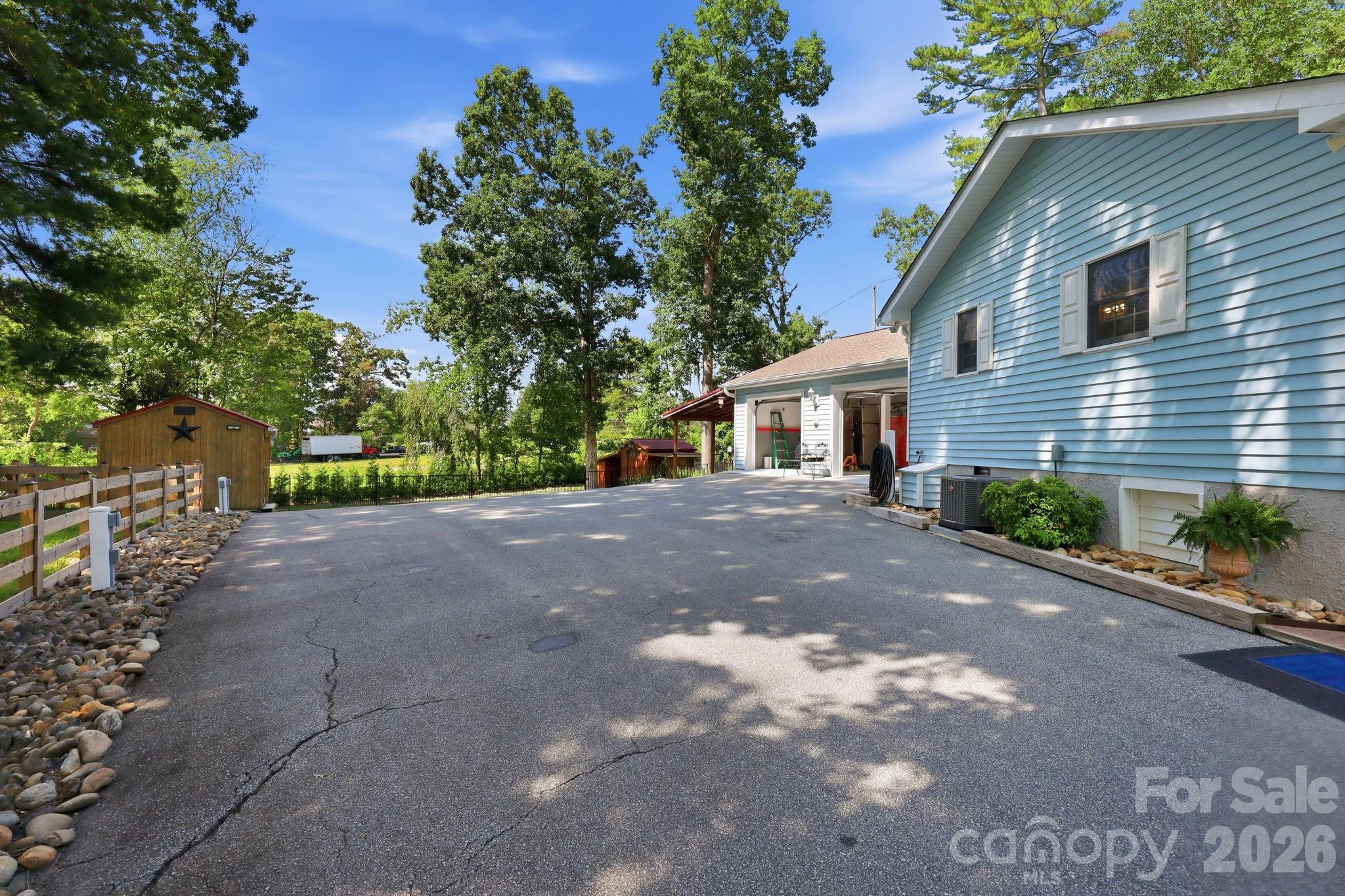 220 Bradshaw Avenue — Hendersonville