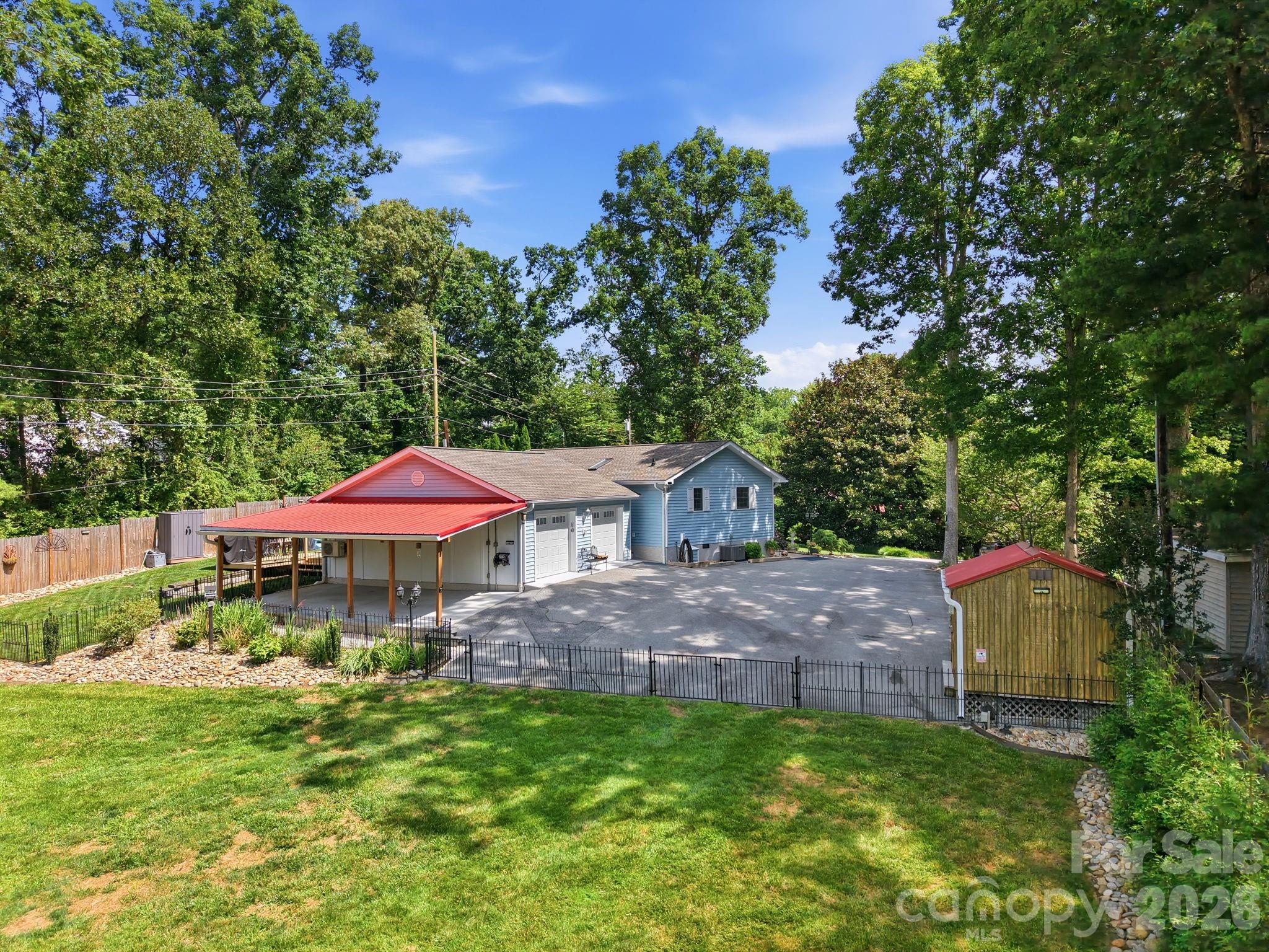 220 Bradshaw Avenue — Hendersonville