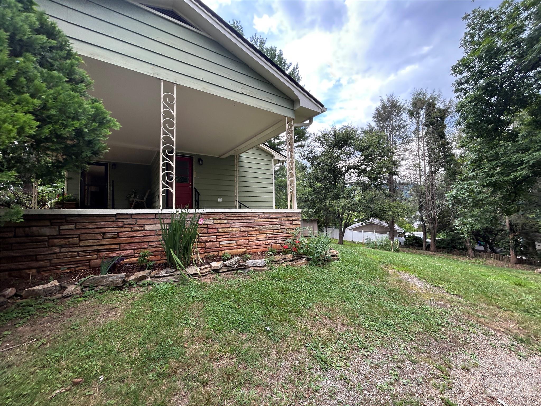 28 S College Street — Weaverville