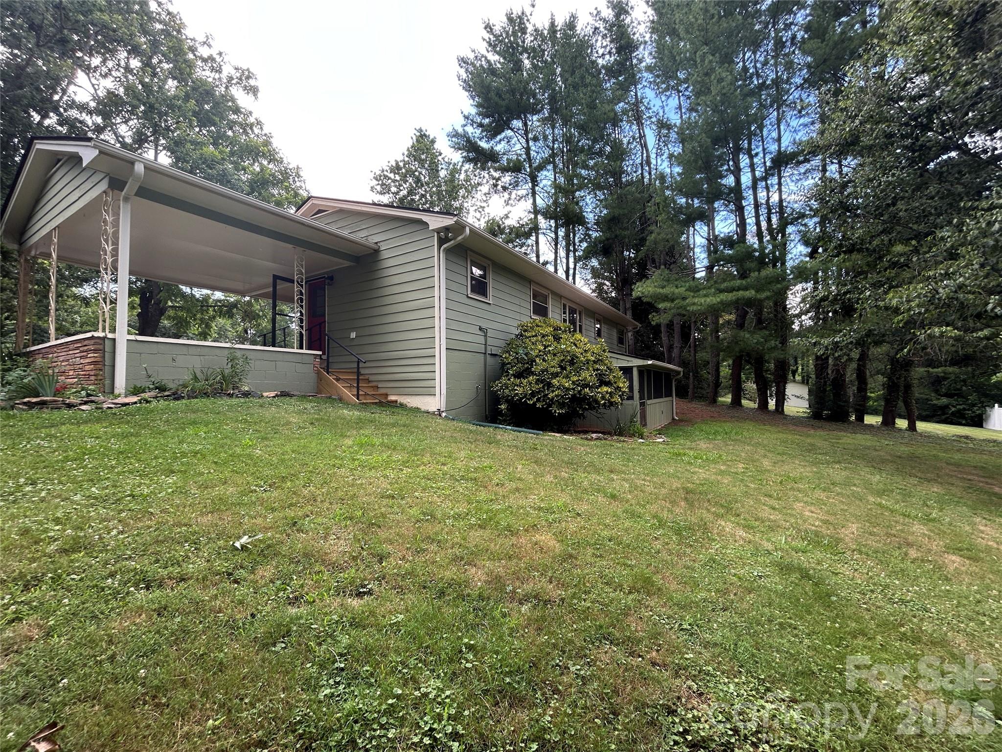 28 S College Street — Weaverville