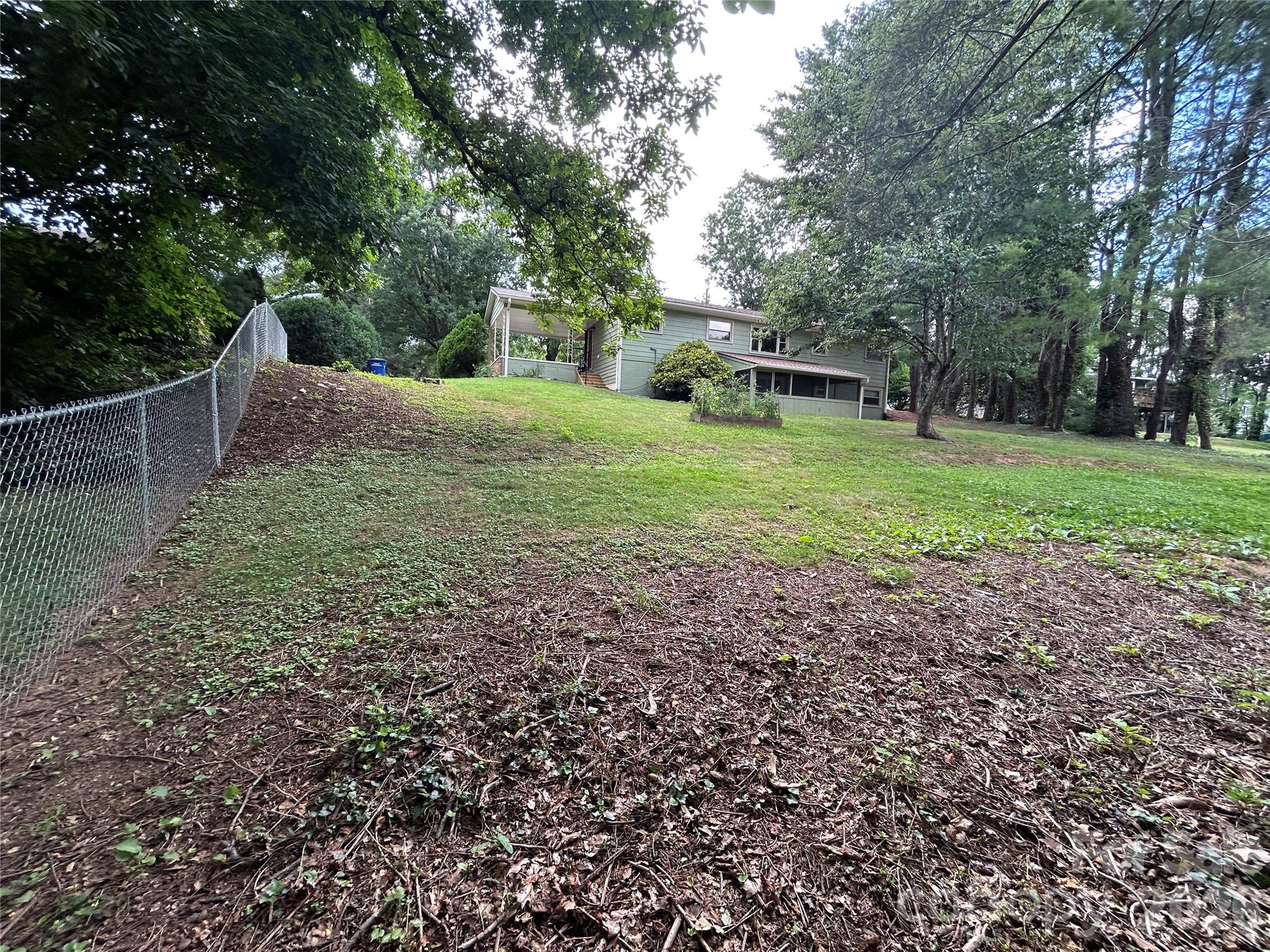 28 S College Street — Weaverville