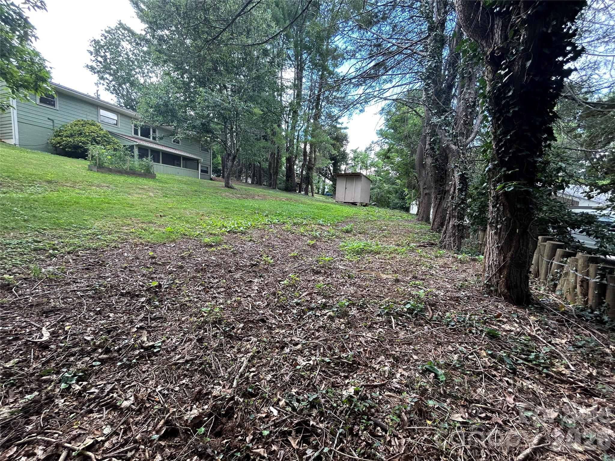 28 S College Street — Weaverville