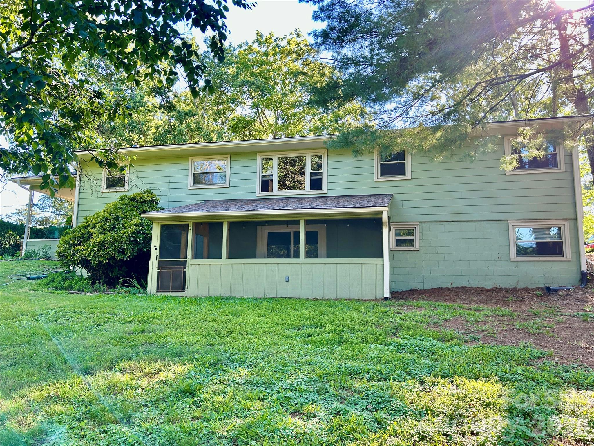 28 S College Street — Weaverville