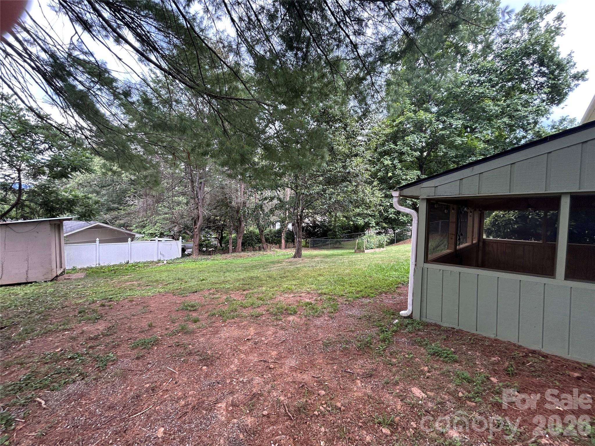 28 S College Street — Weaverville