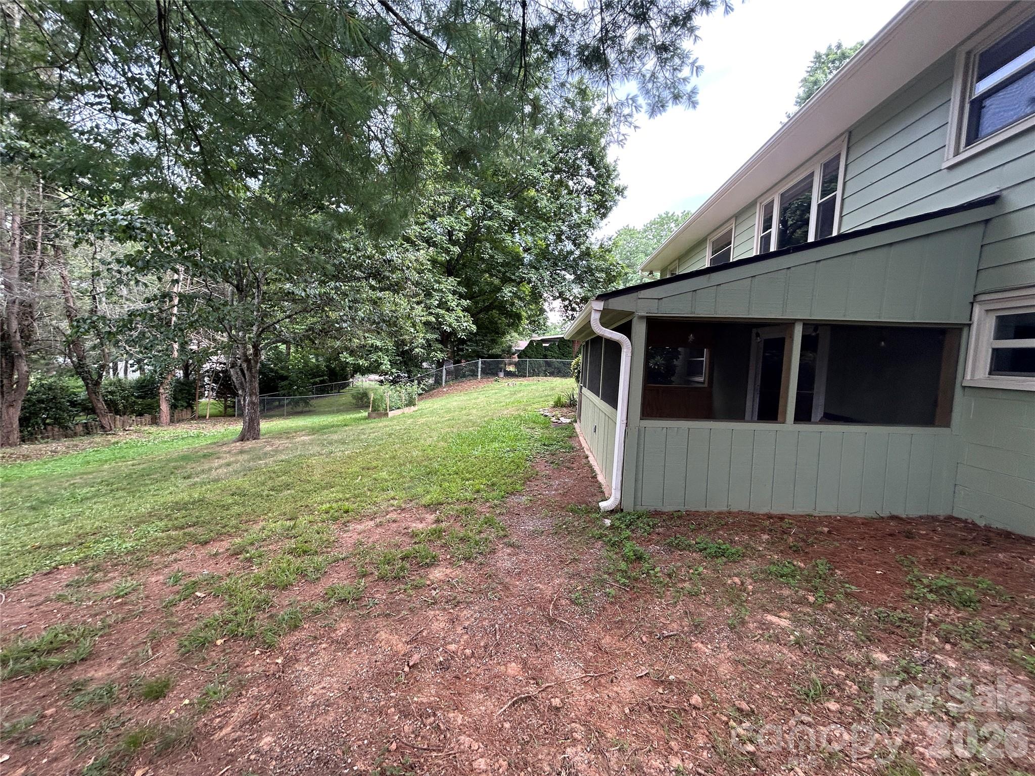 28 S College Street — Weaverville
