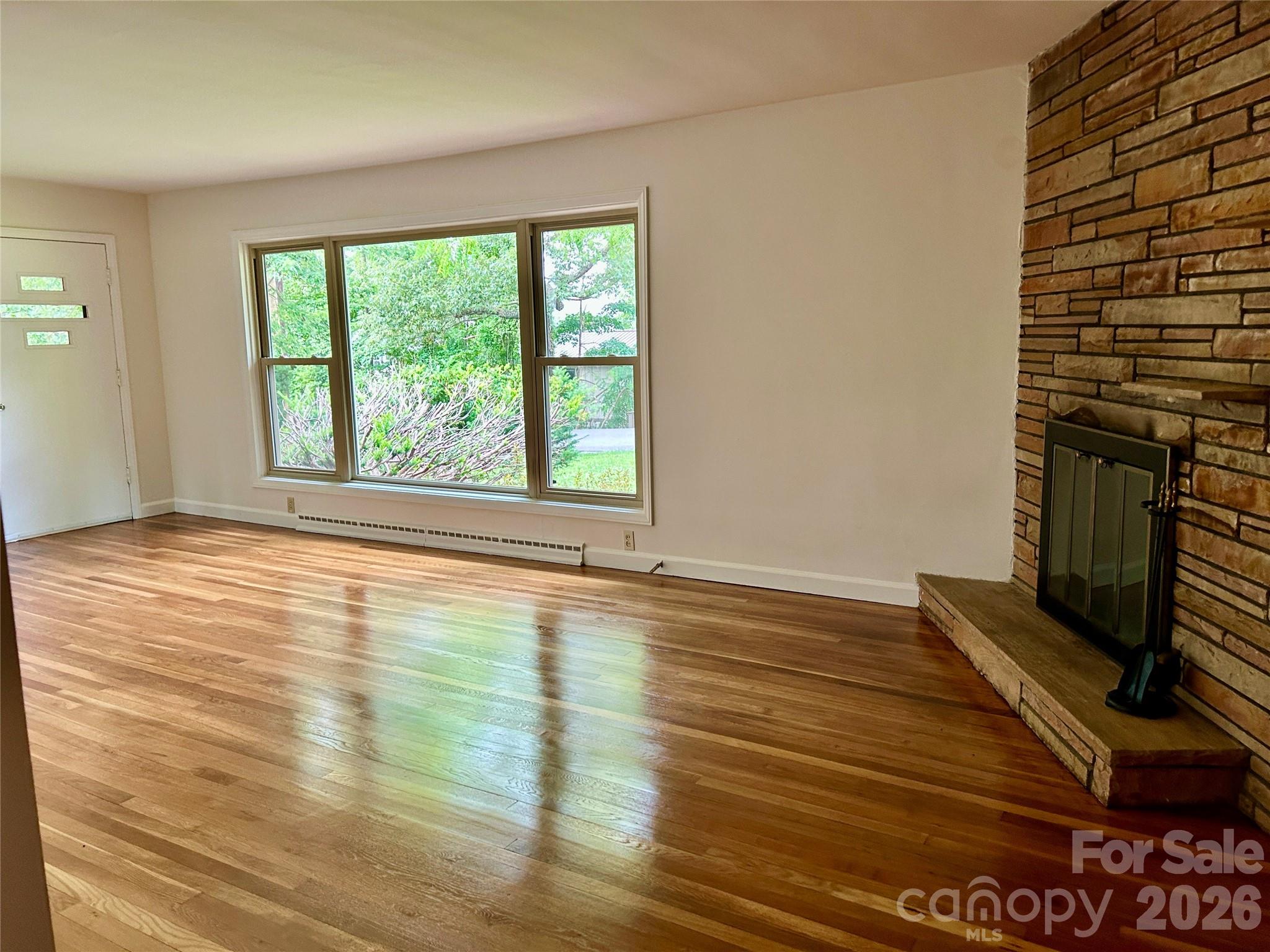 28 S College Street — Weaverville