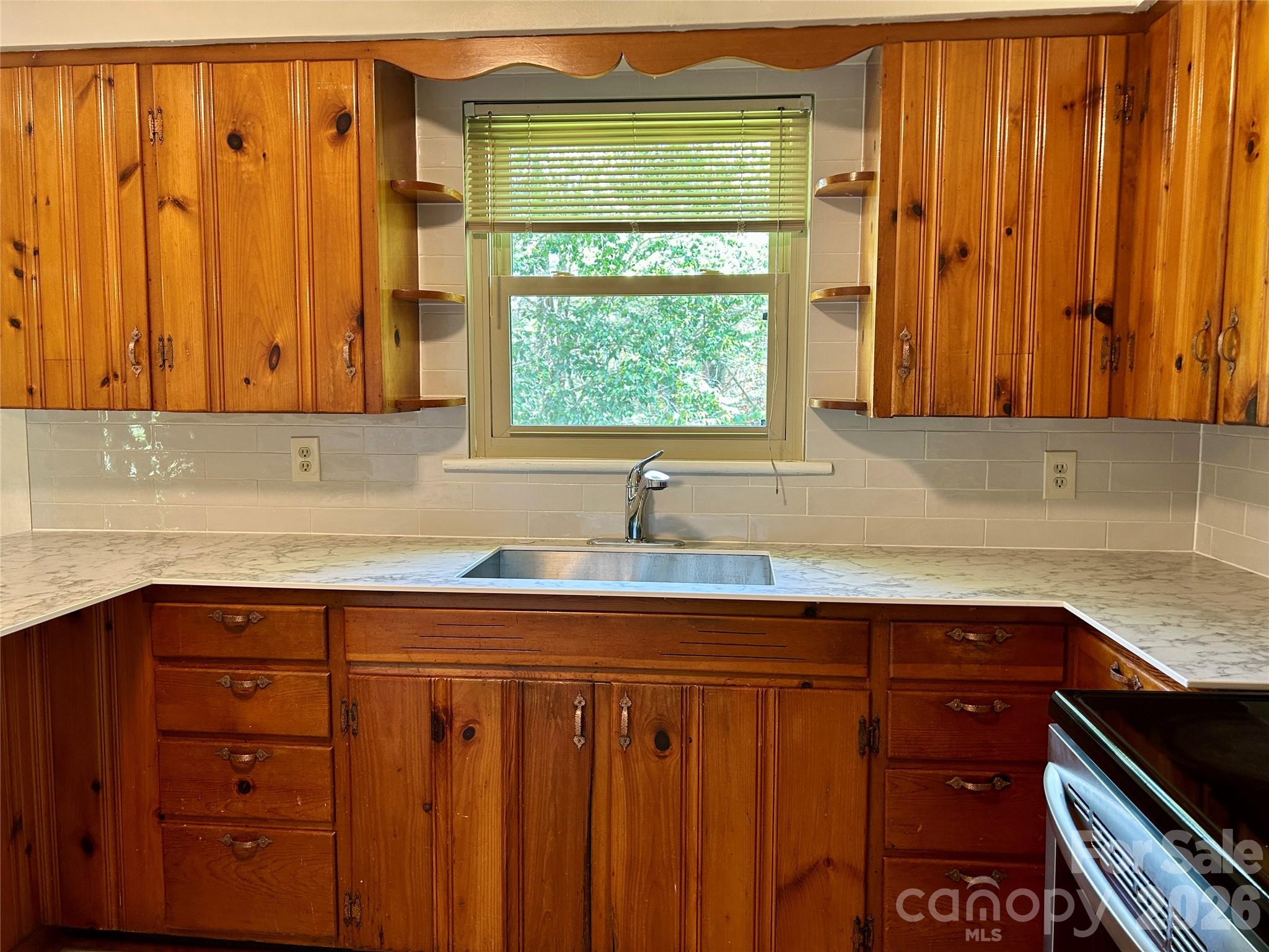 28 S College Street — Weaverville
