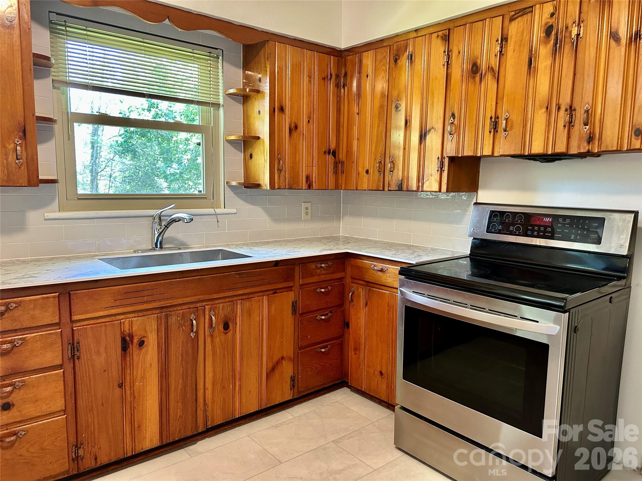 28 S College Street — Weaverville