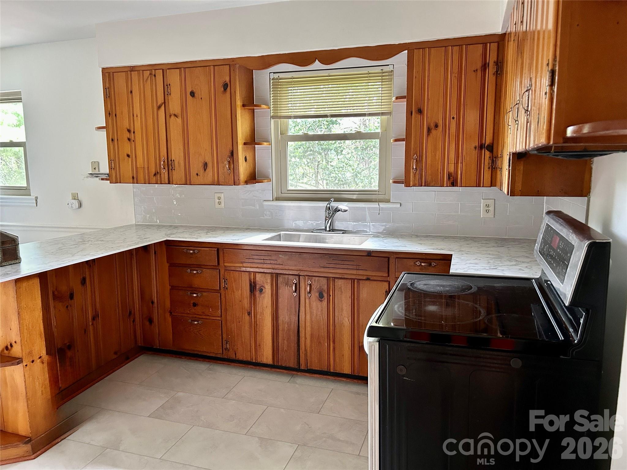 28 S College Street — Weaverville