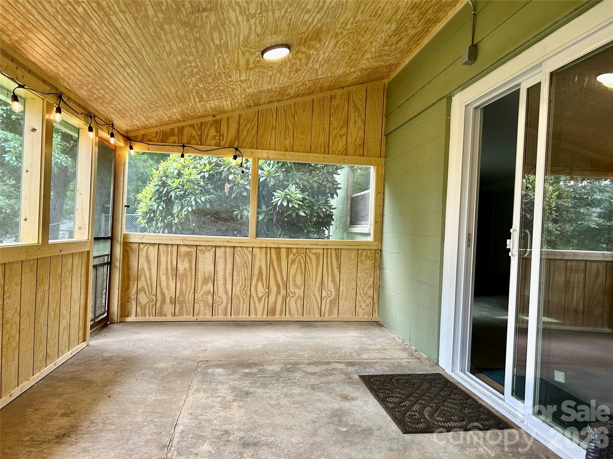 28 S College Street — Weaverville