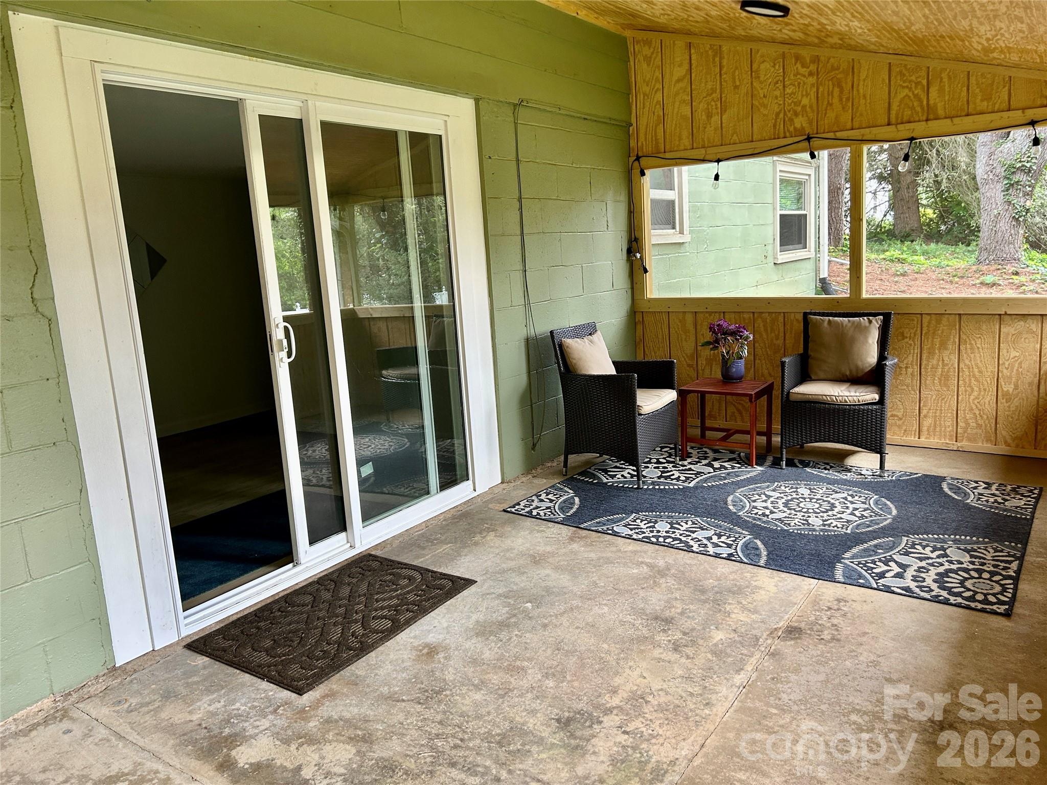 28 S College Street — Weaverville
