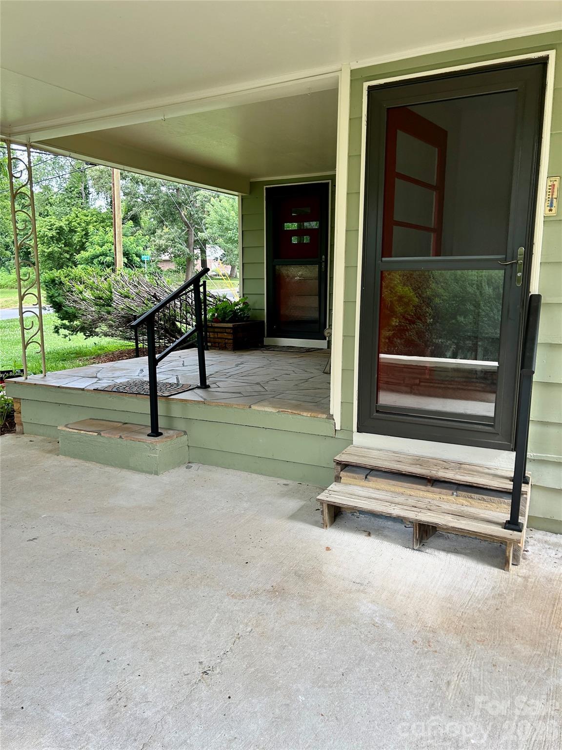 28 S College Street — Weaverville