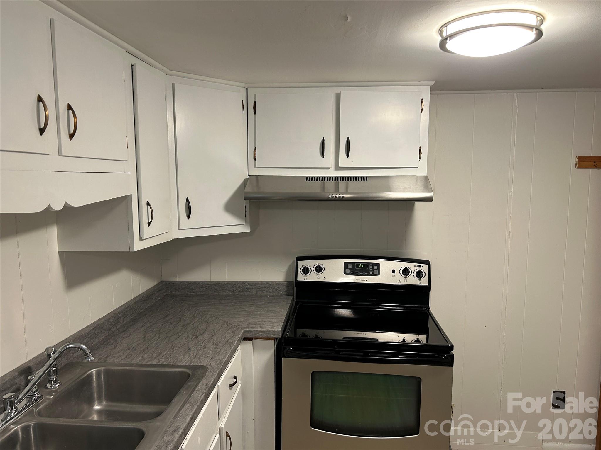 28 S College Street — Weaverville
