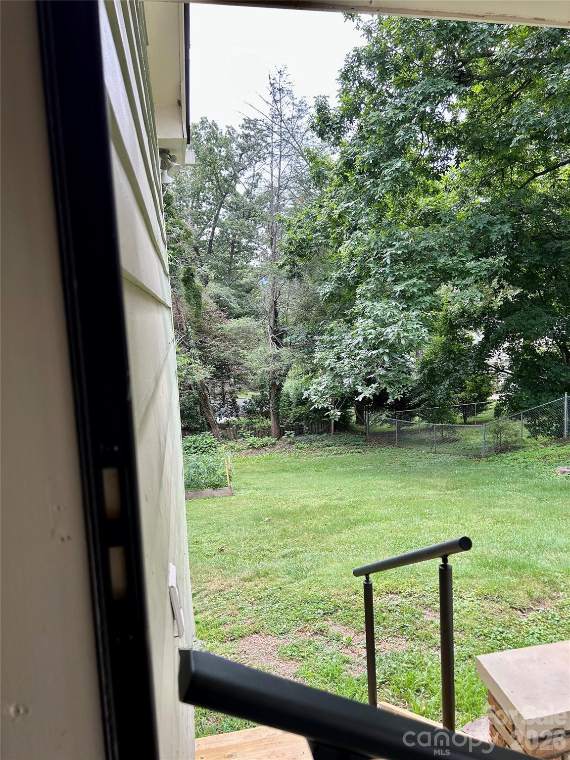 28 S College Street — Weaverville