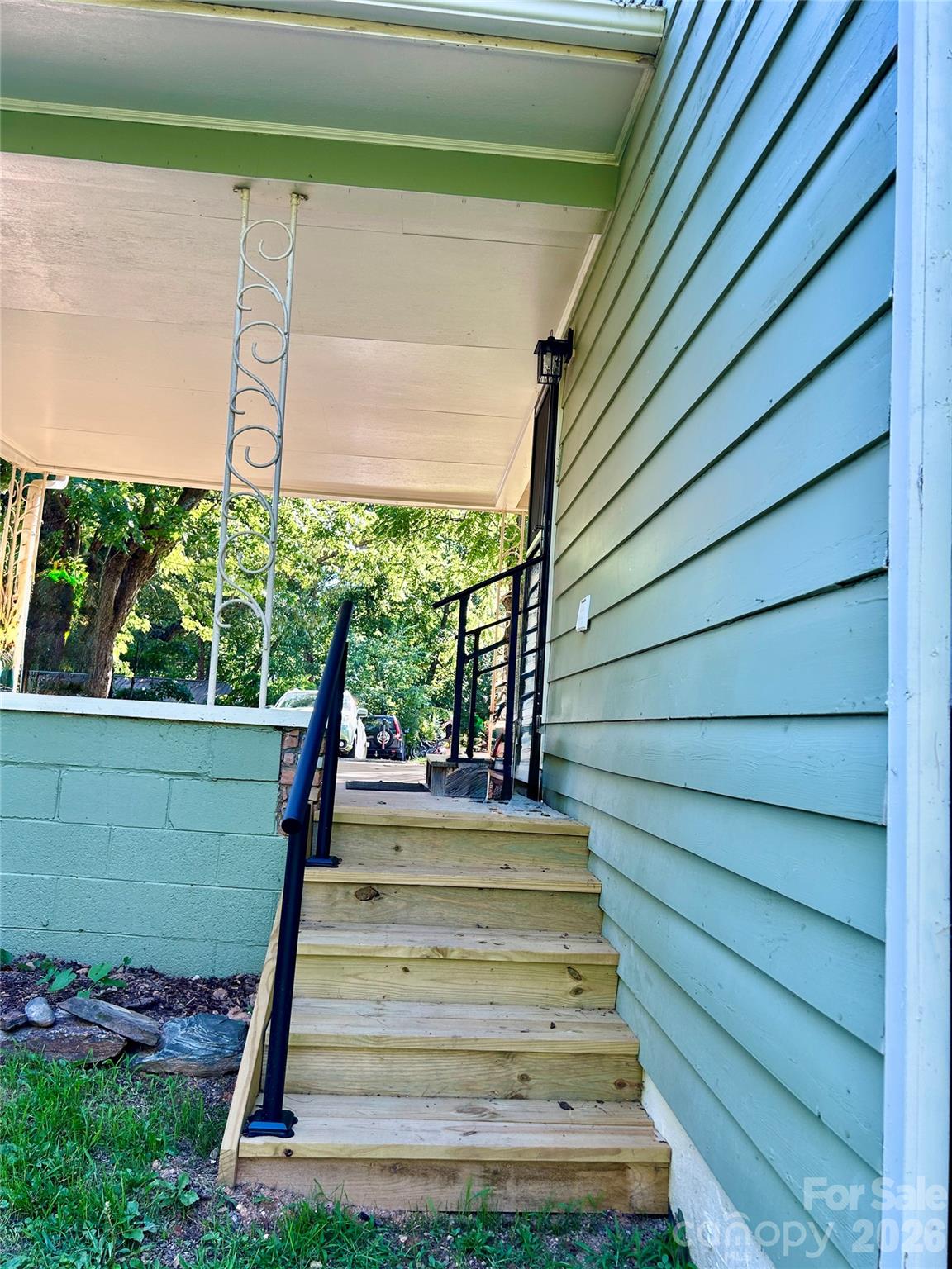 28 S College Street — Weaverville