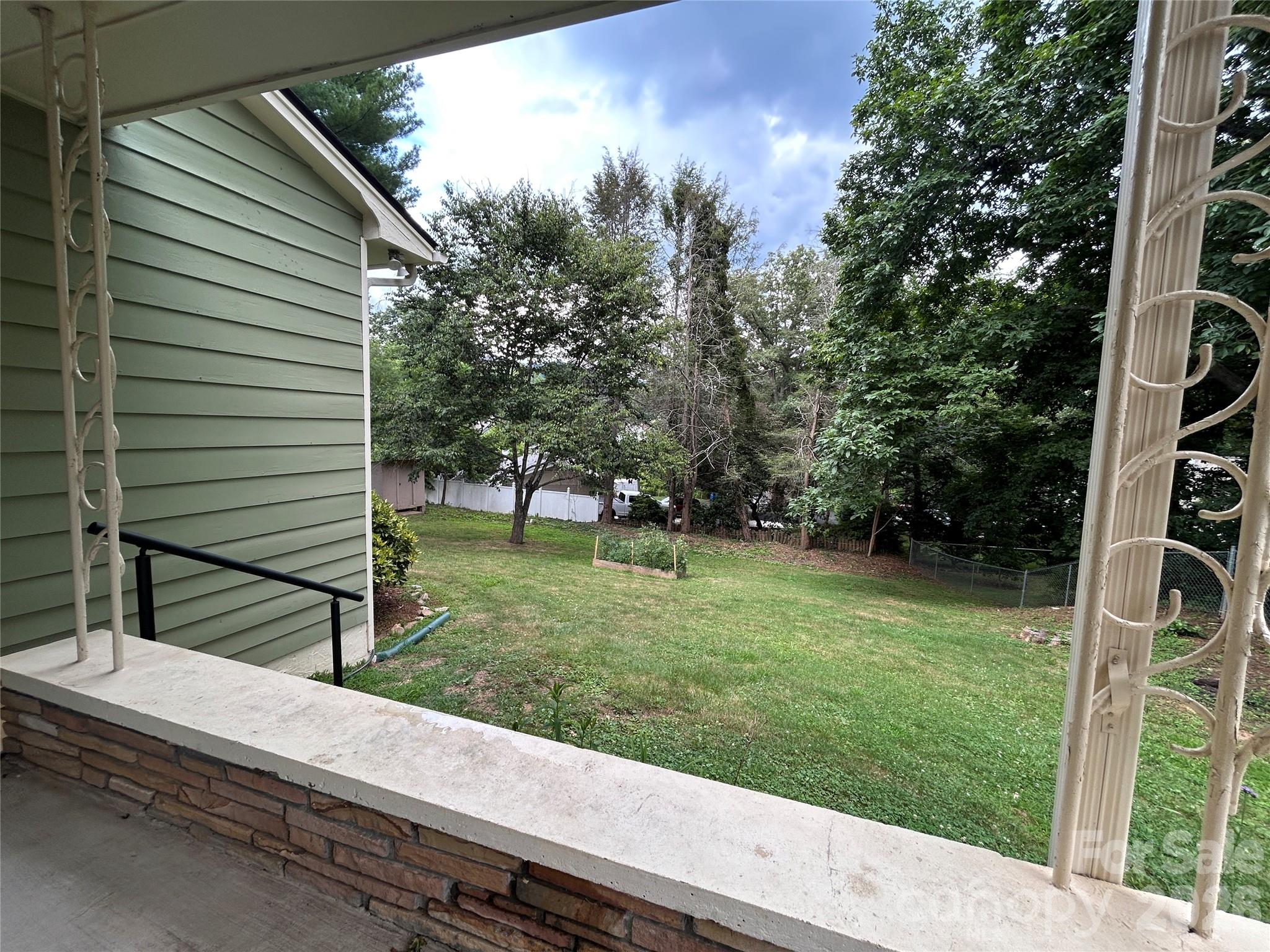 28 S College Street — Weaverville