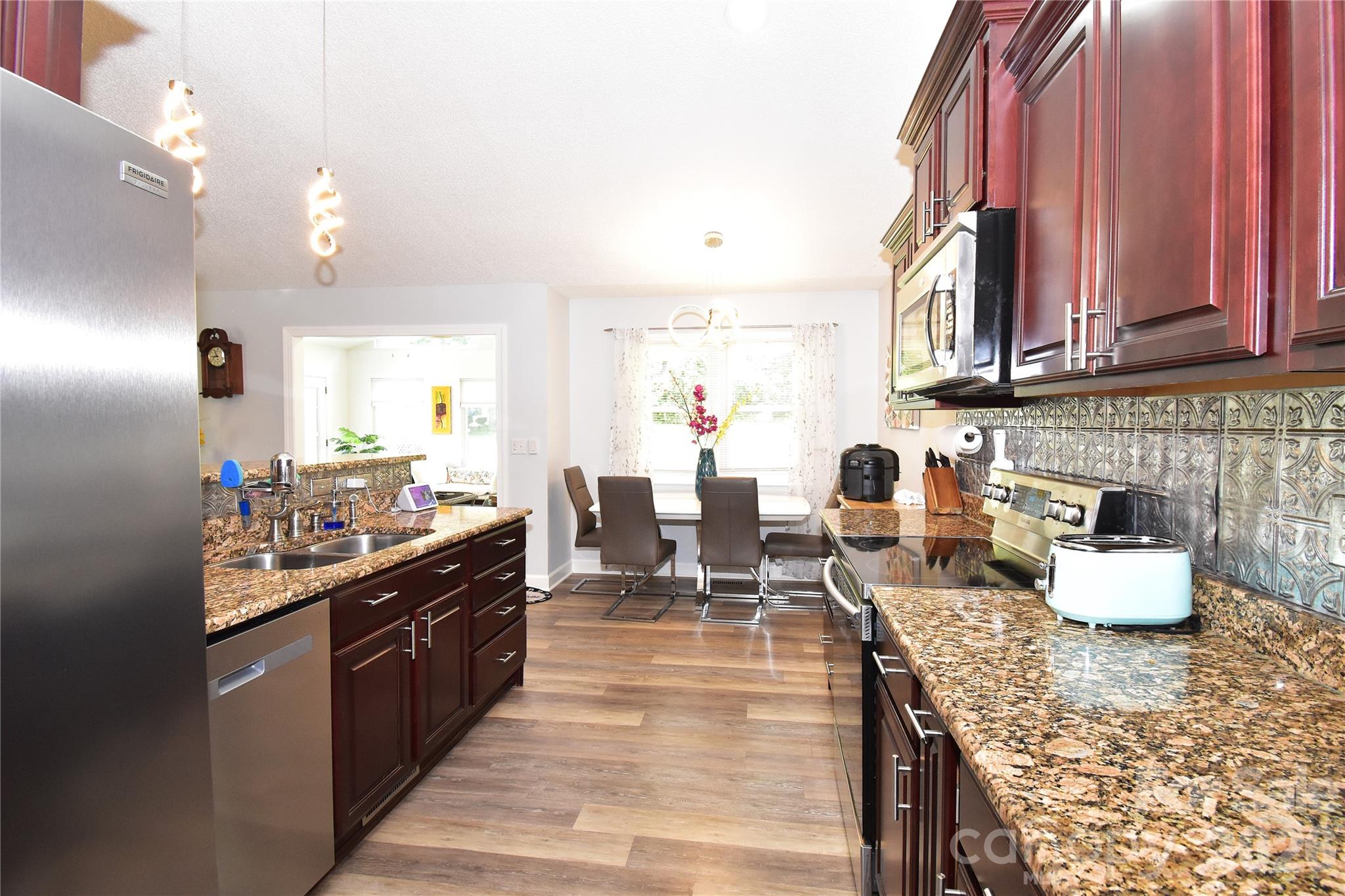302 Watson Road — Arden