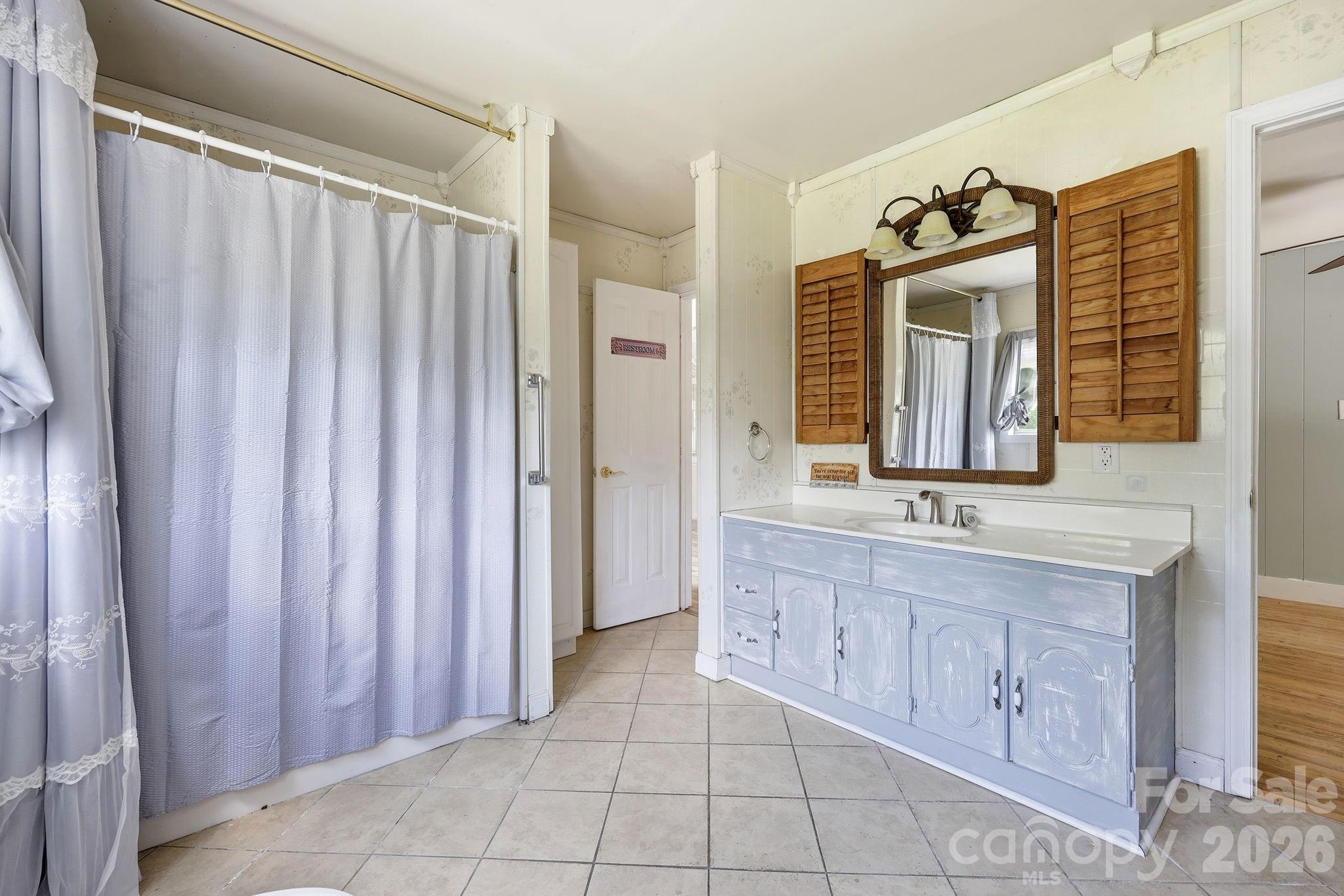 1231 Caldwell Place NW — Lenoir