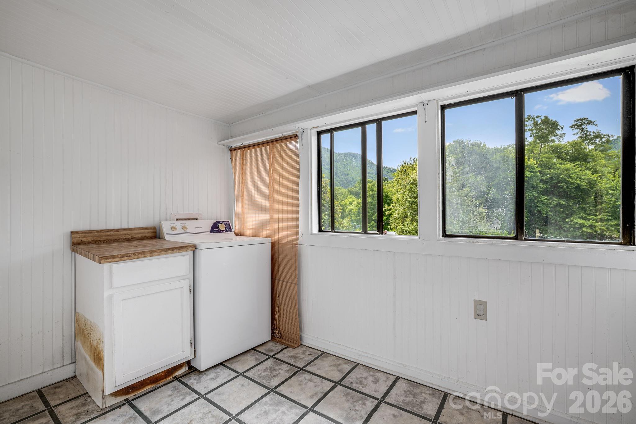 82 Hill Street — Hot Springs
