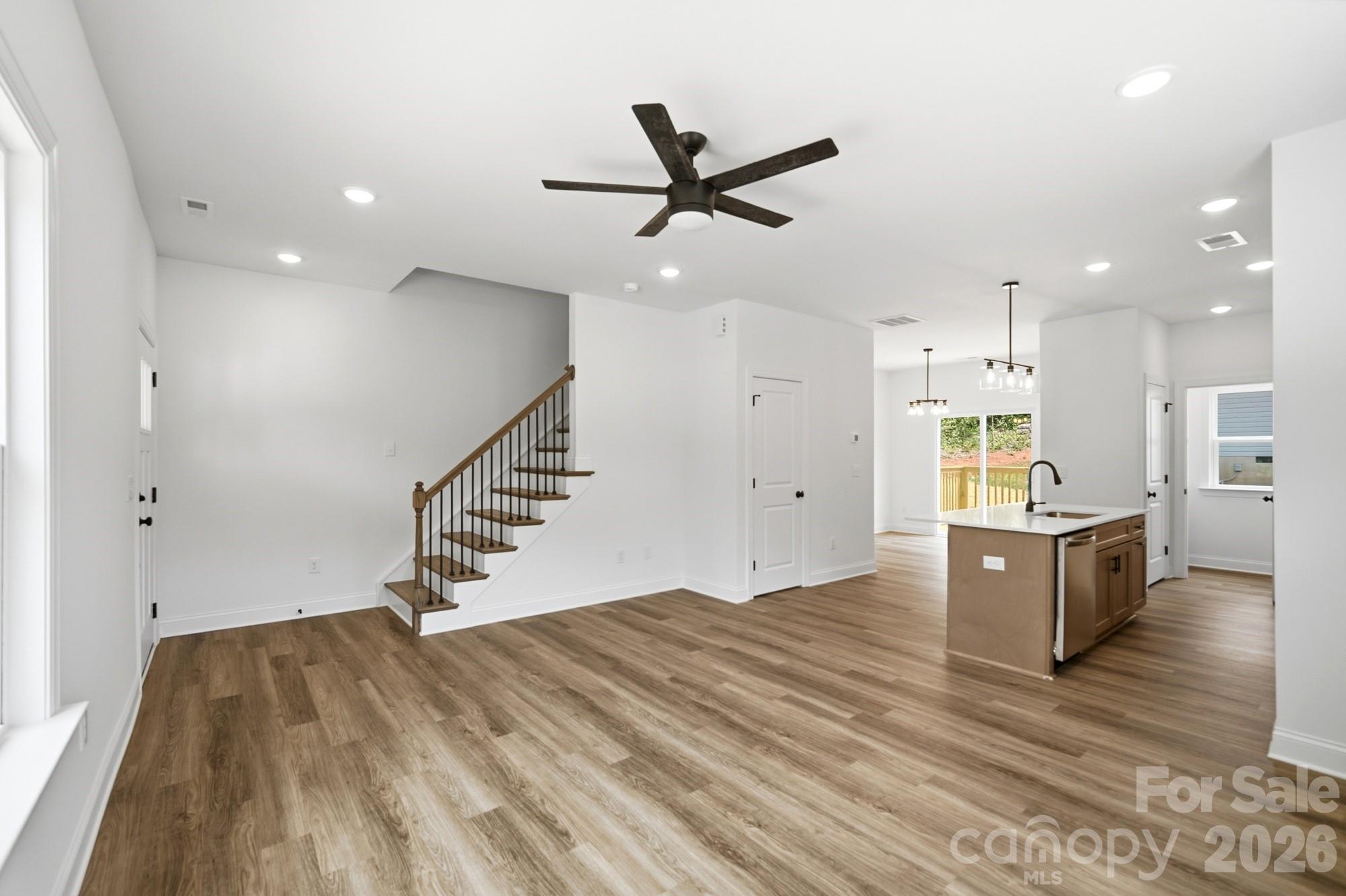 210 8th Avenue Drive SE — Hickory