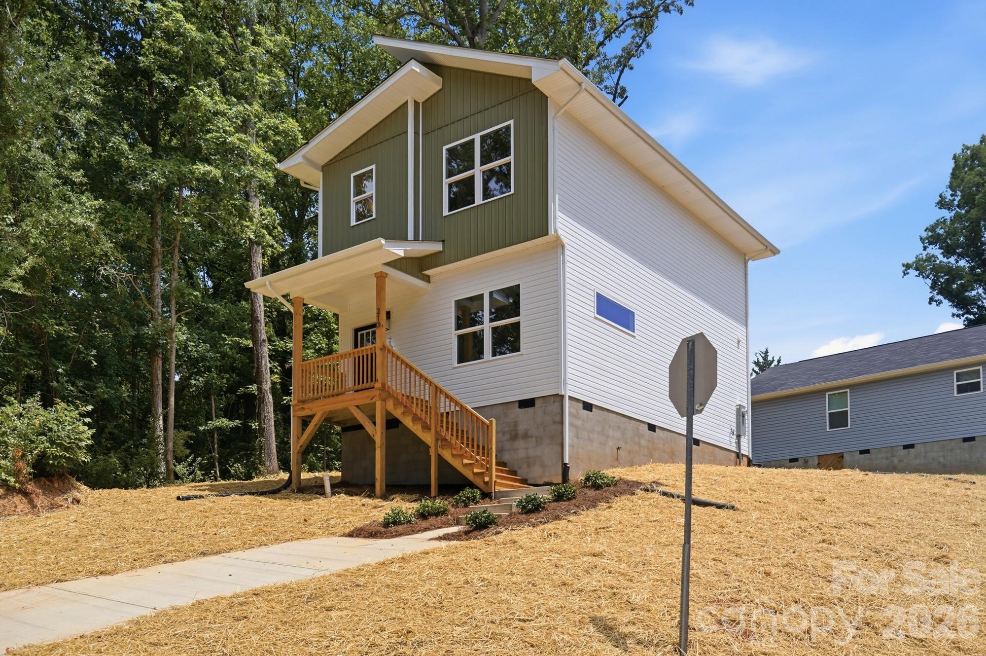 210 8th Avenue Drive SE — Hickory
