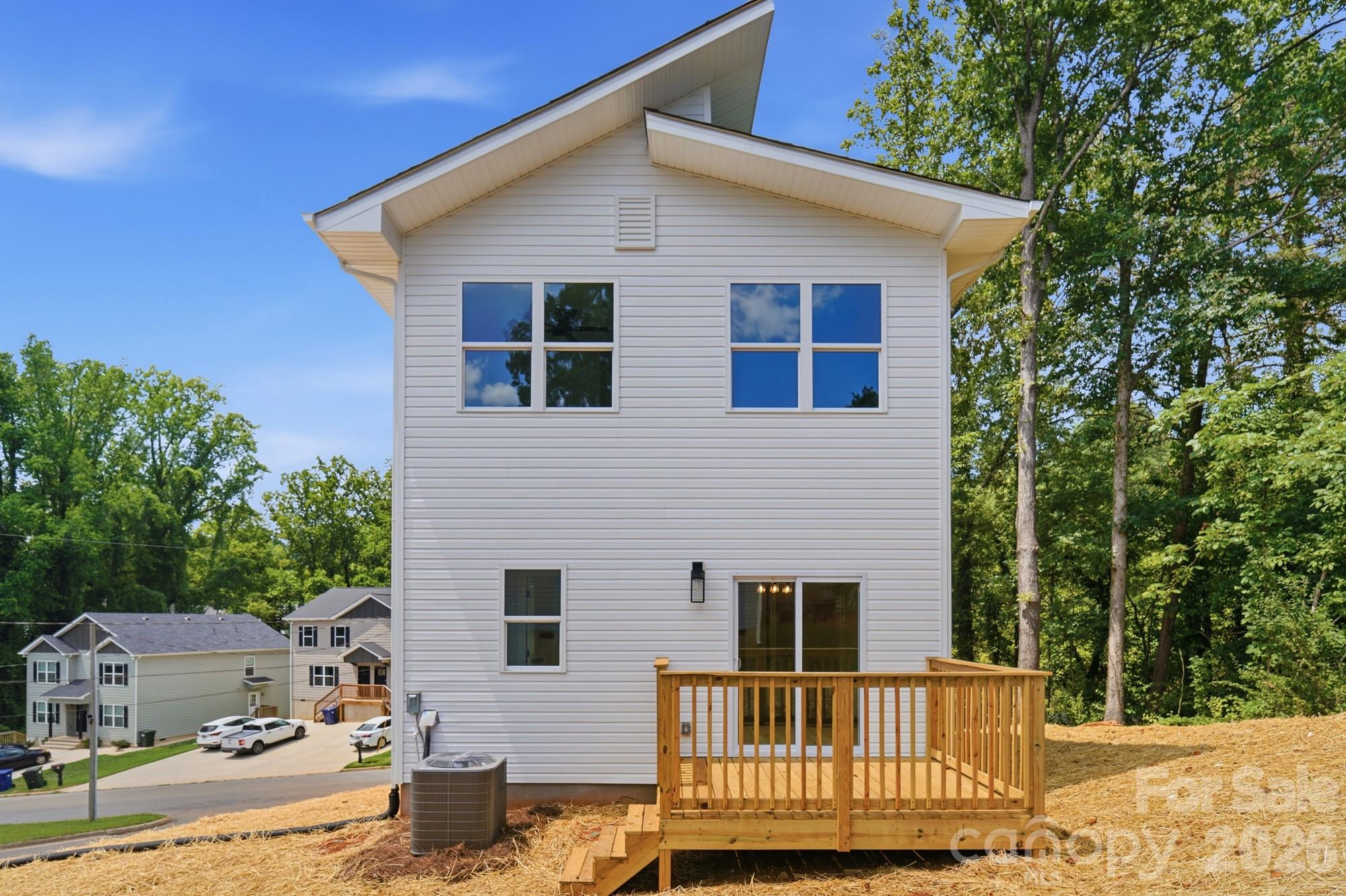 210 8th Avenue Drive SE — Hickory