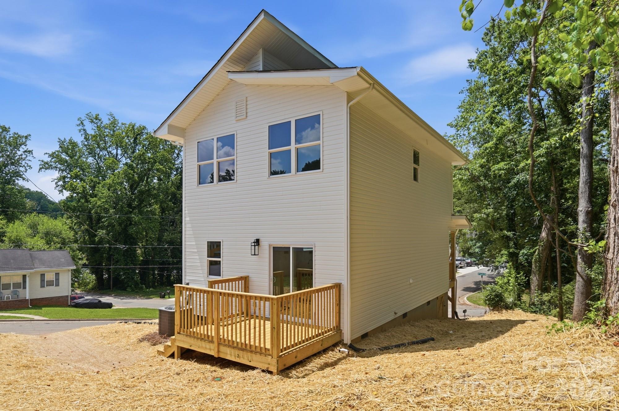 210 8th Avenue Drive SE — Hickory
