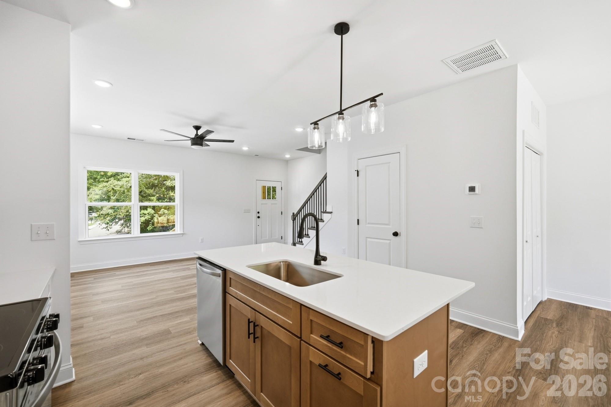 210 8th Avenue Drive SE — Hickory