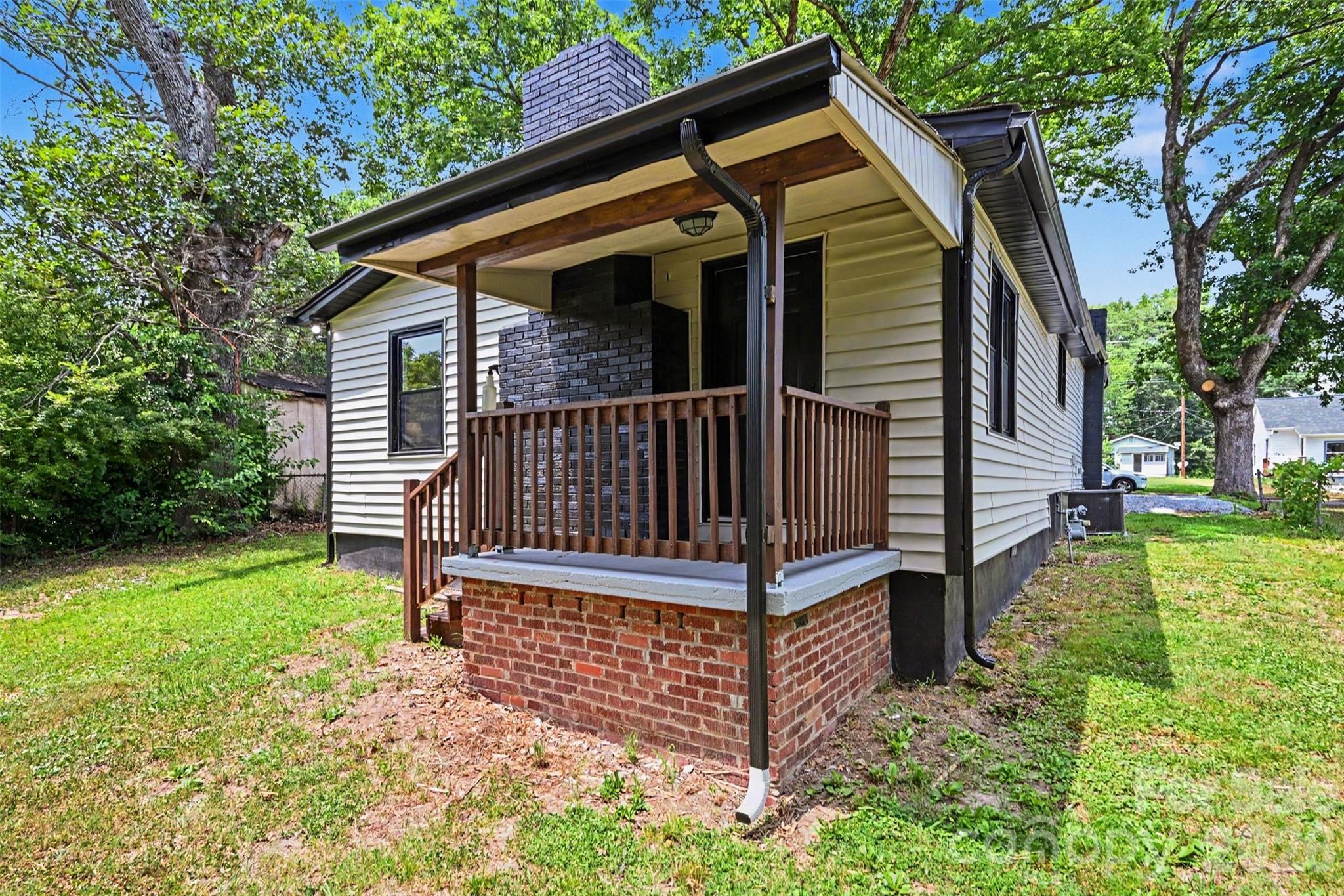 104 E Hartford Avenue — Bessemer City