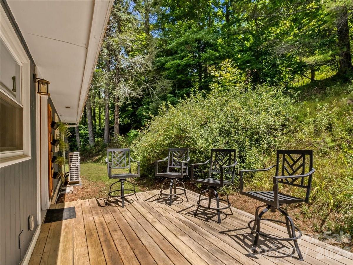 1280 Old Mine Fork Road — Burnsville