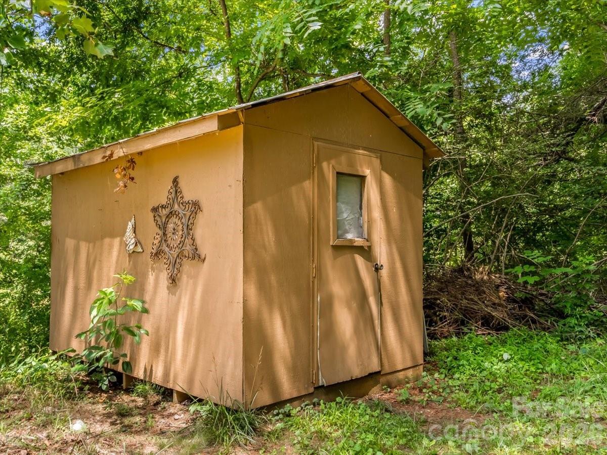 1280 Old Mine Fork Road — Burnsville