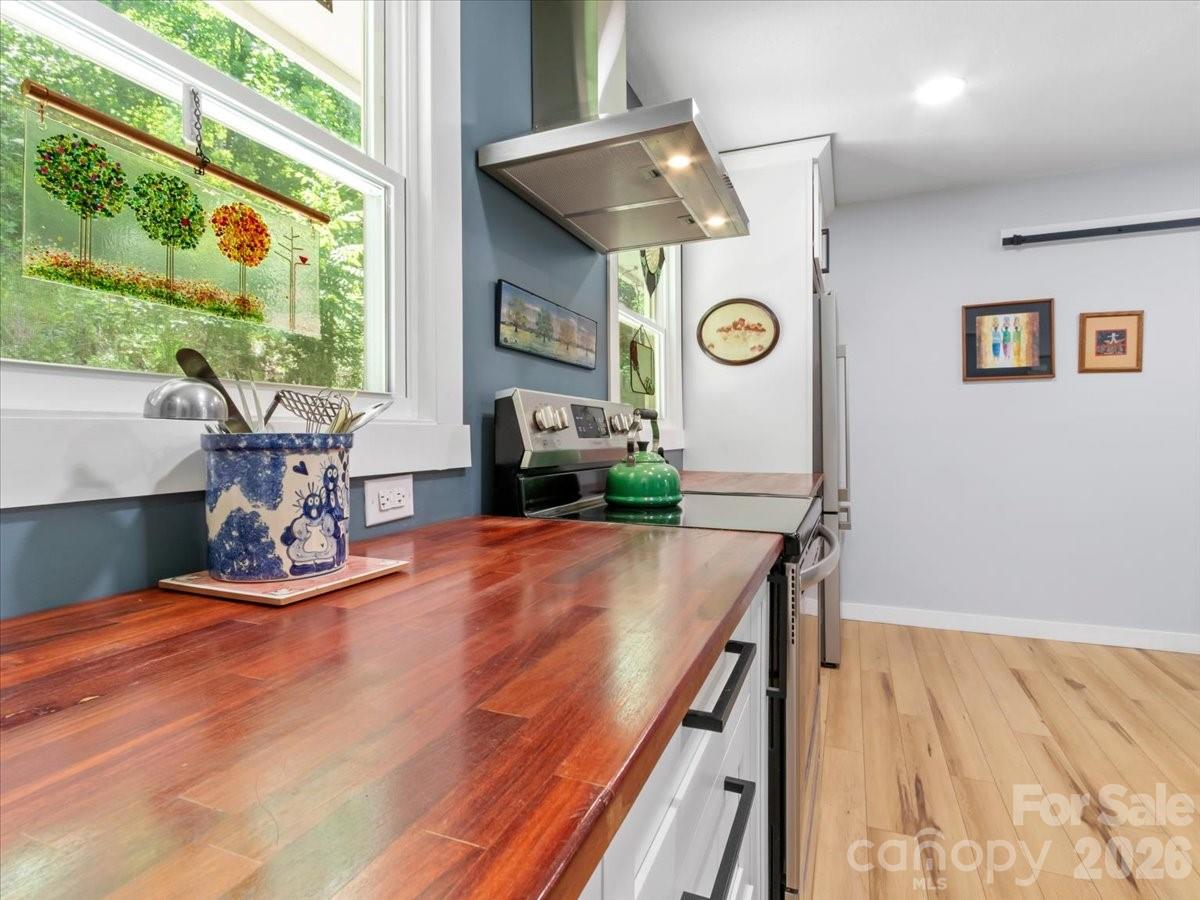 1280 Old Mine Fork Road — Burnsville