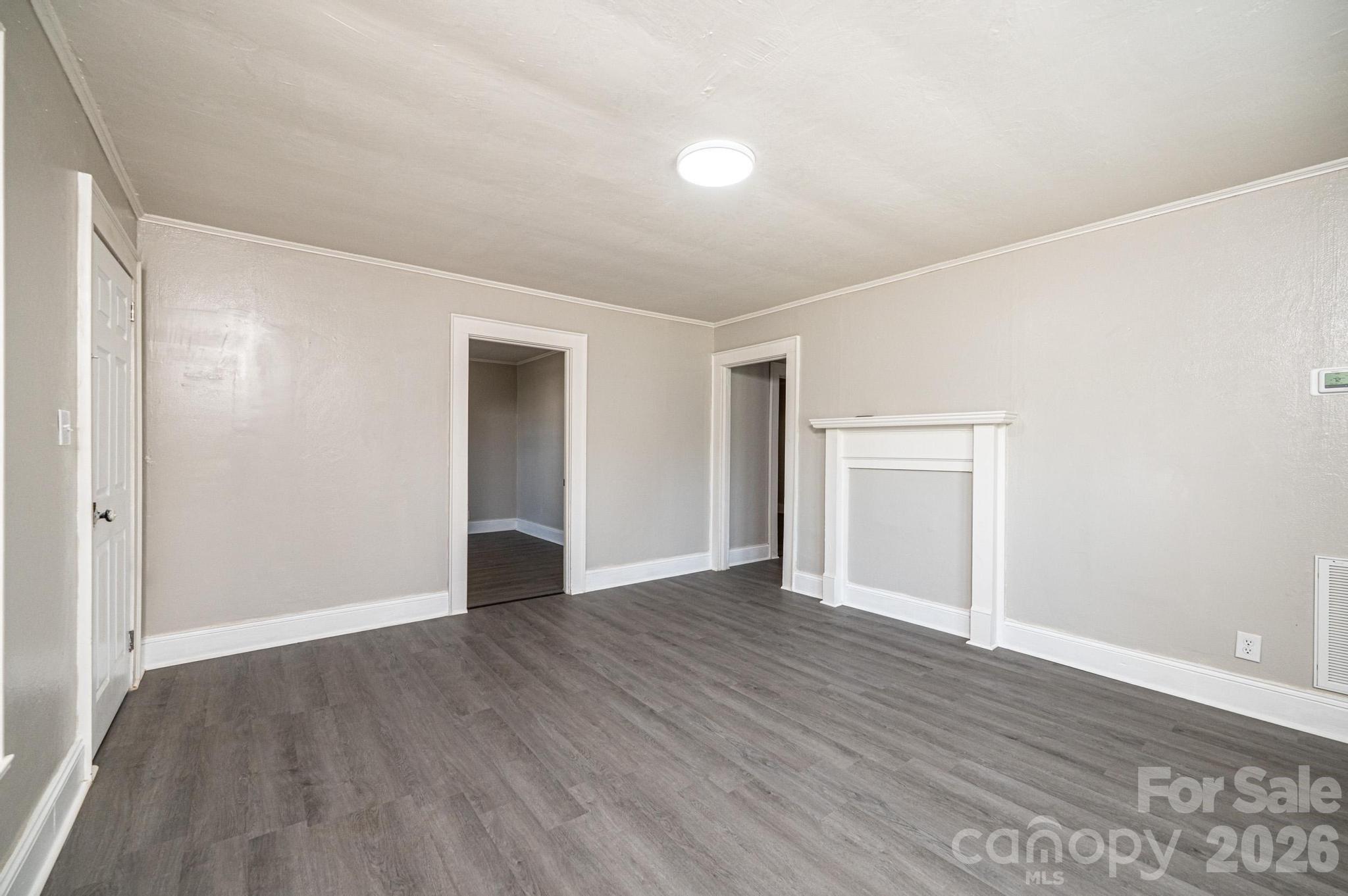 423 N Davis Avenue — Newton