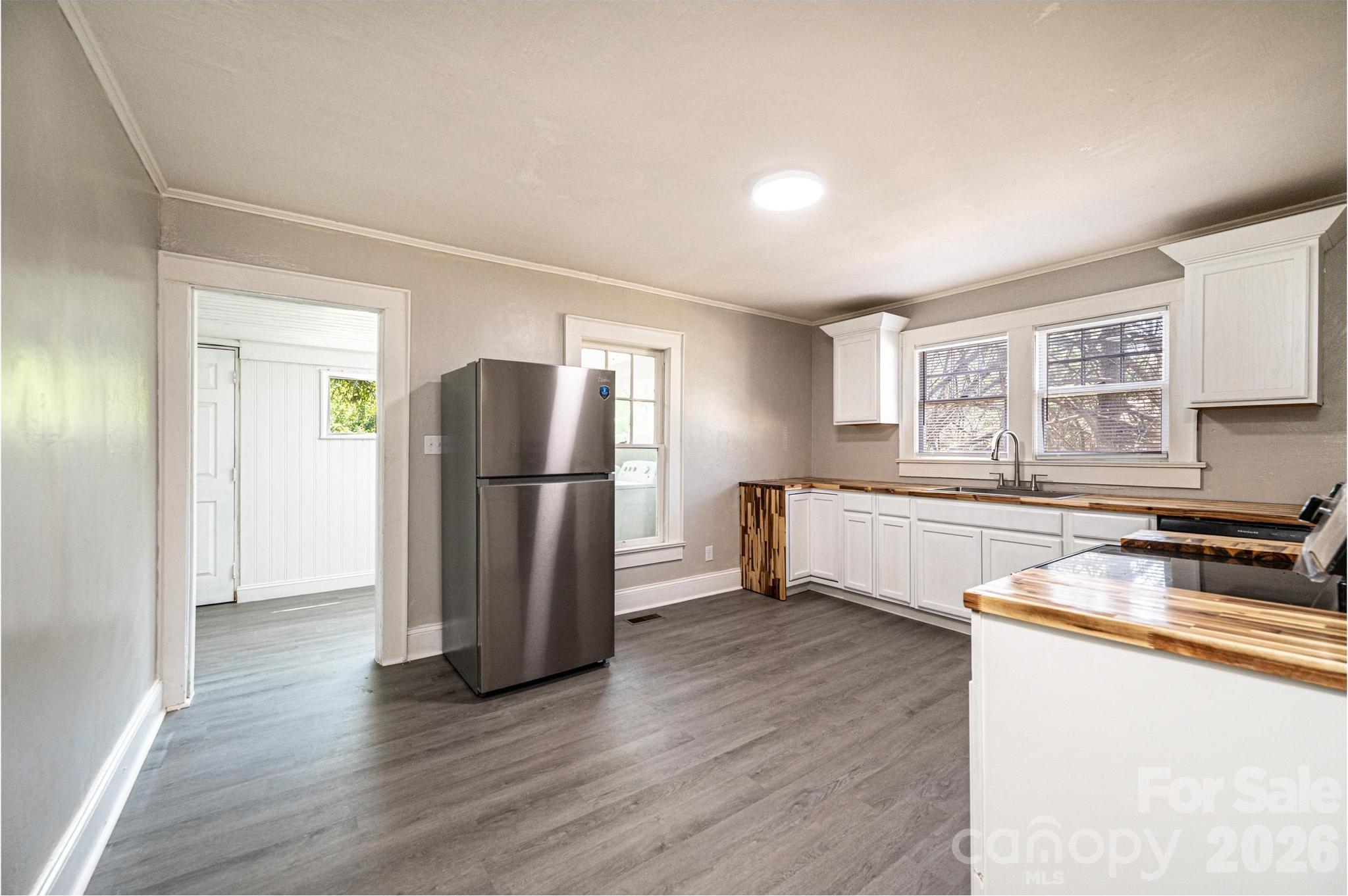 423 N Davis Avenue — Newton