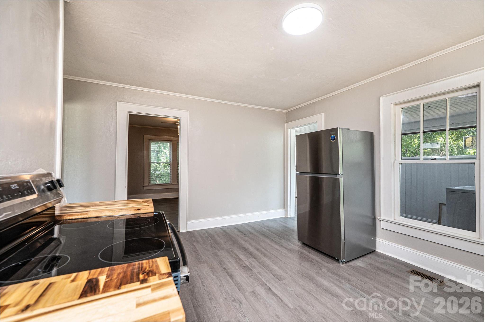 423 N Davis Avenue — Newton