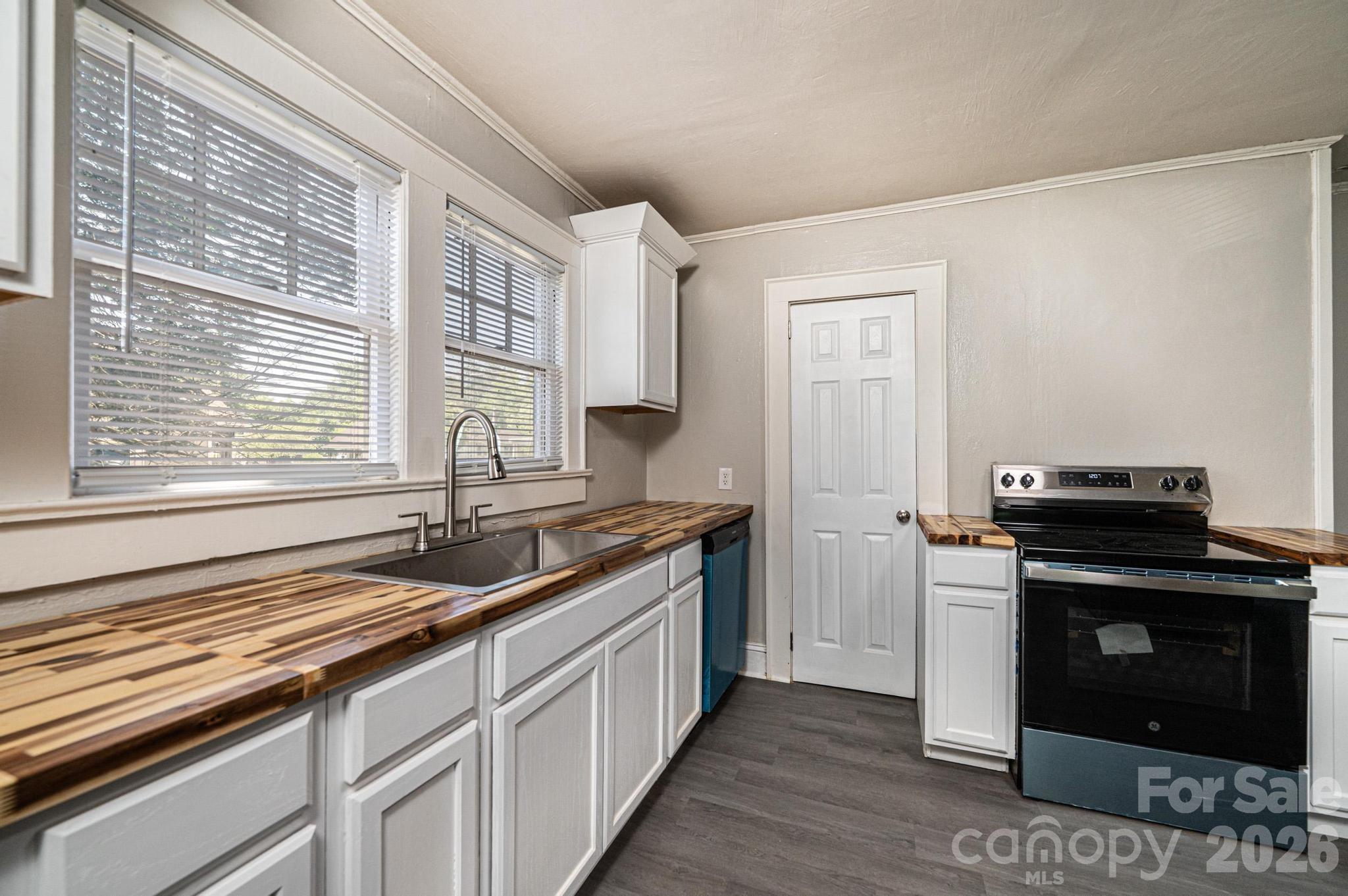423 N Davis Avenue — Newton