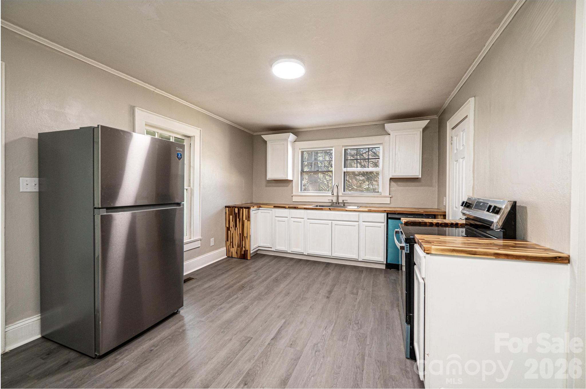 423 N Davis Avenue — Newton