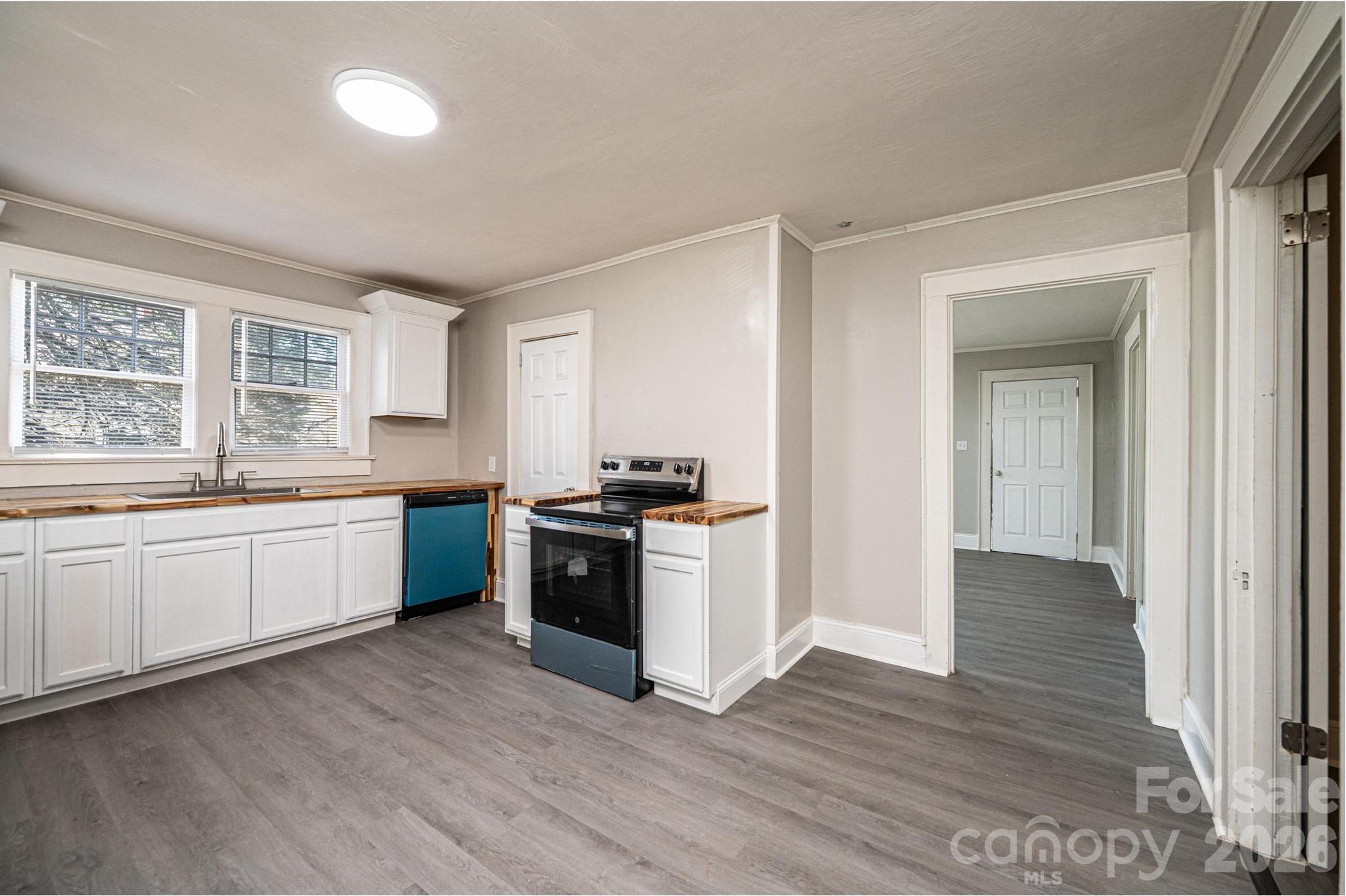 423 N Davis Avenue — Newton