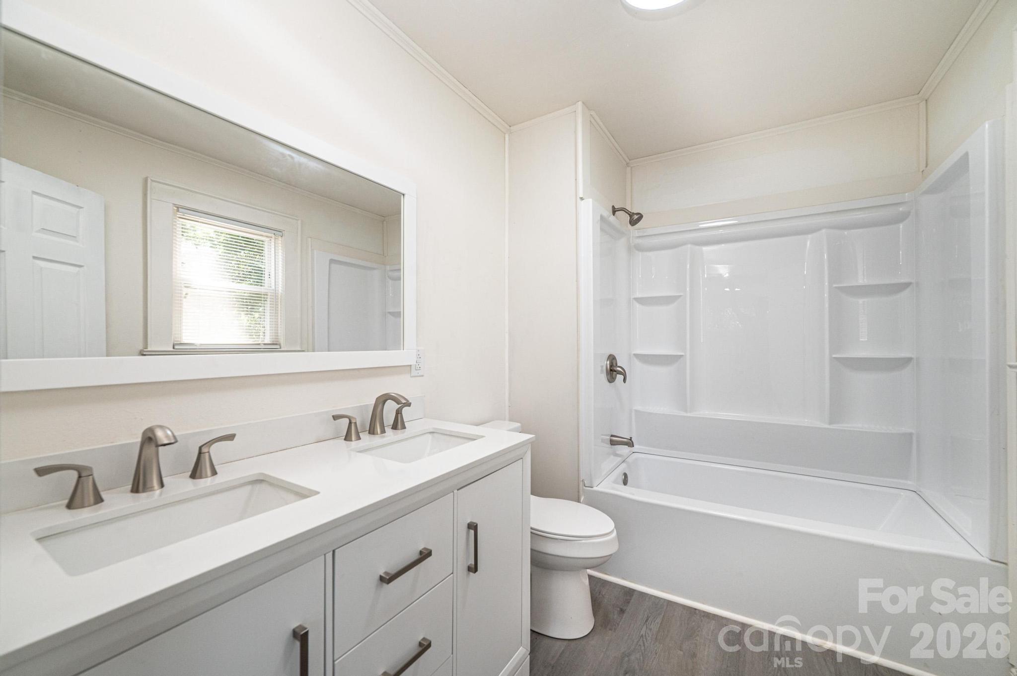 423 N Davis Avenue — Newton