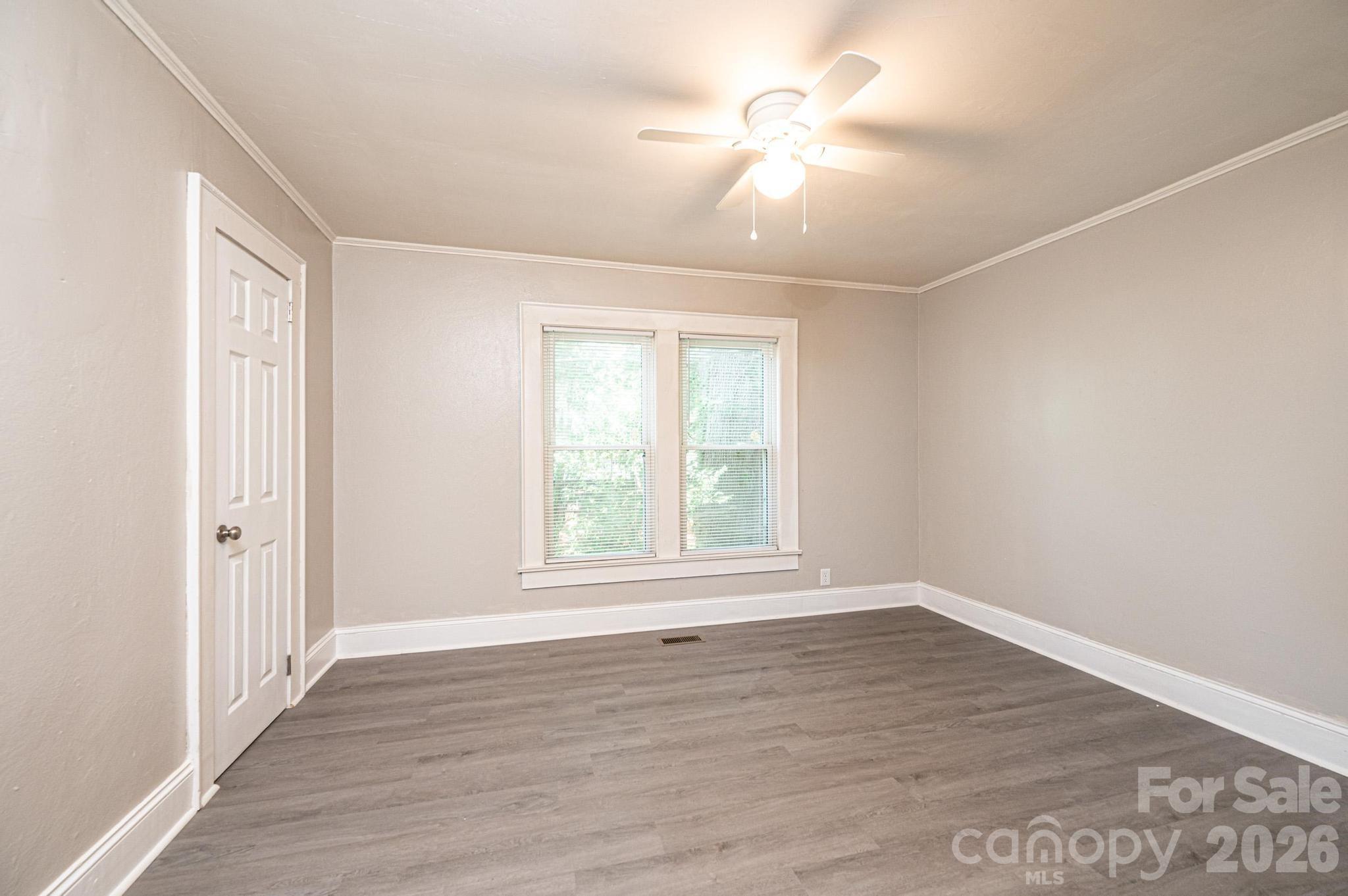 423 N Davis Avenue — Newton